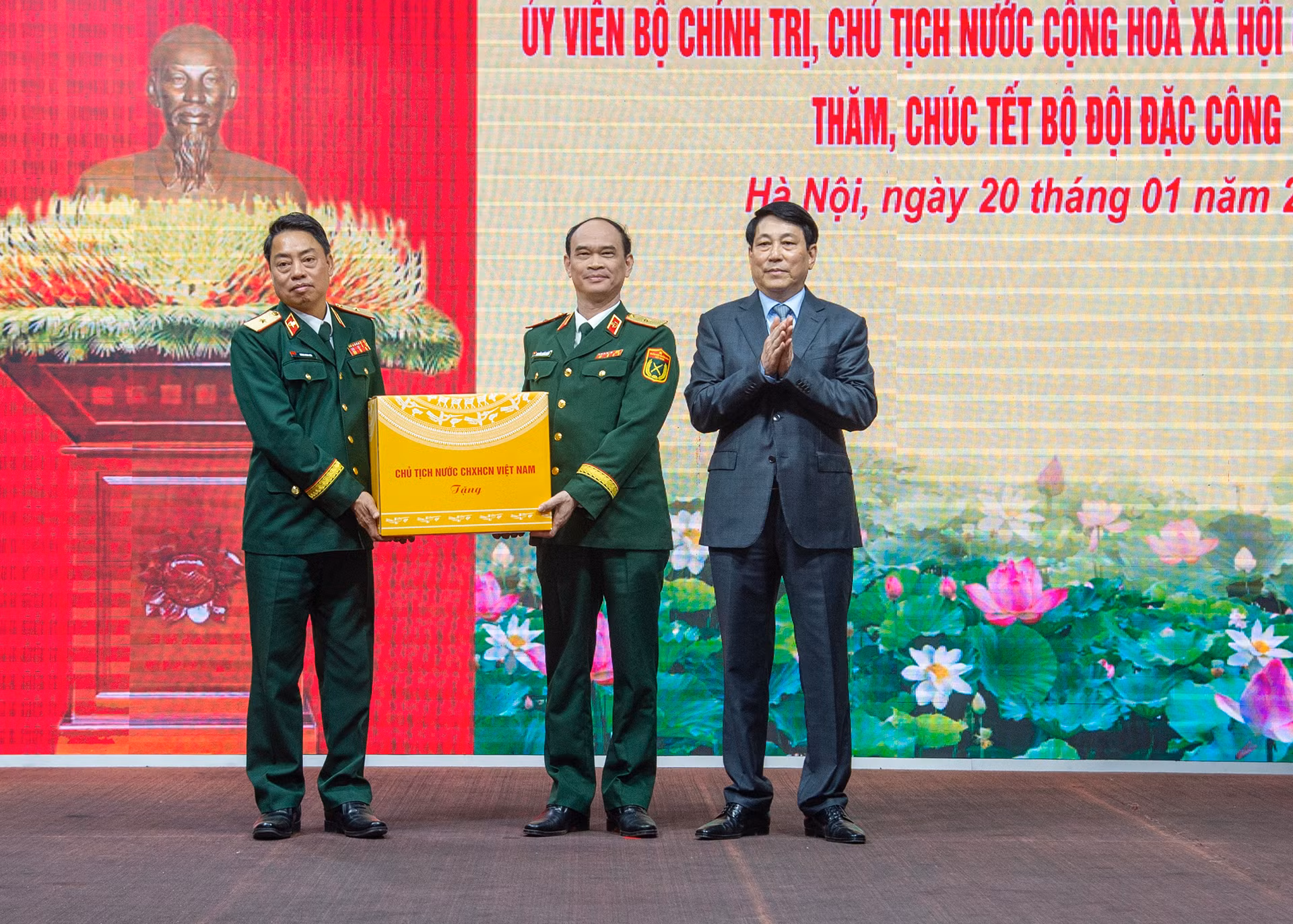 Chủ tịch nước Lương Cường tặng quà, chúc Tết cán bộ, chiến sĩ Binh chủng Đặc công. Chủ tịch nước Lương Cường tặng quà, chúc Tết cán bộ, chiến sĩ Binh chủng Đặc công.