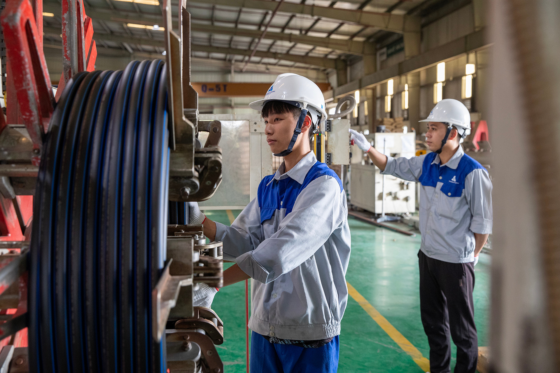 Xuất phát điểm từ tư duy sản xuất và có nguồn vốn tích lũy, Tân Á Đại Thành đã đầu tư vào các dây chuyền sản xuất hiện đại nhất. Hai nhà máy sản xuất ống nhựa (mảng vật liệu xây dựng) ở Hưng Yên và Long An sử dụng dây chuyền của Đức với gần 200 nhân sự mang lại doanh thu hằng năm 1.300 tỷ đồng.