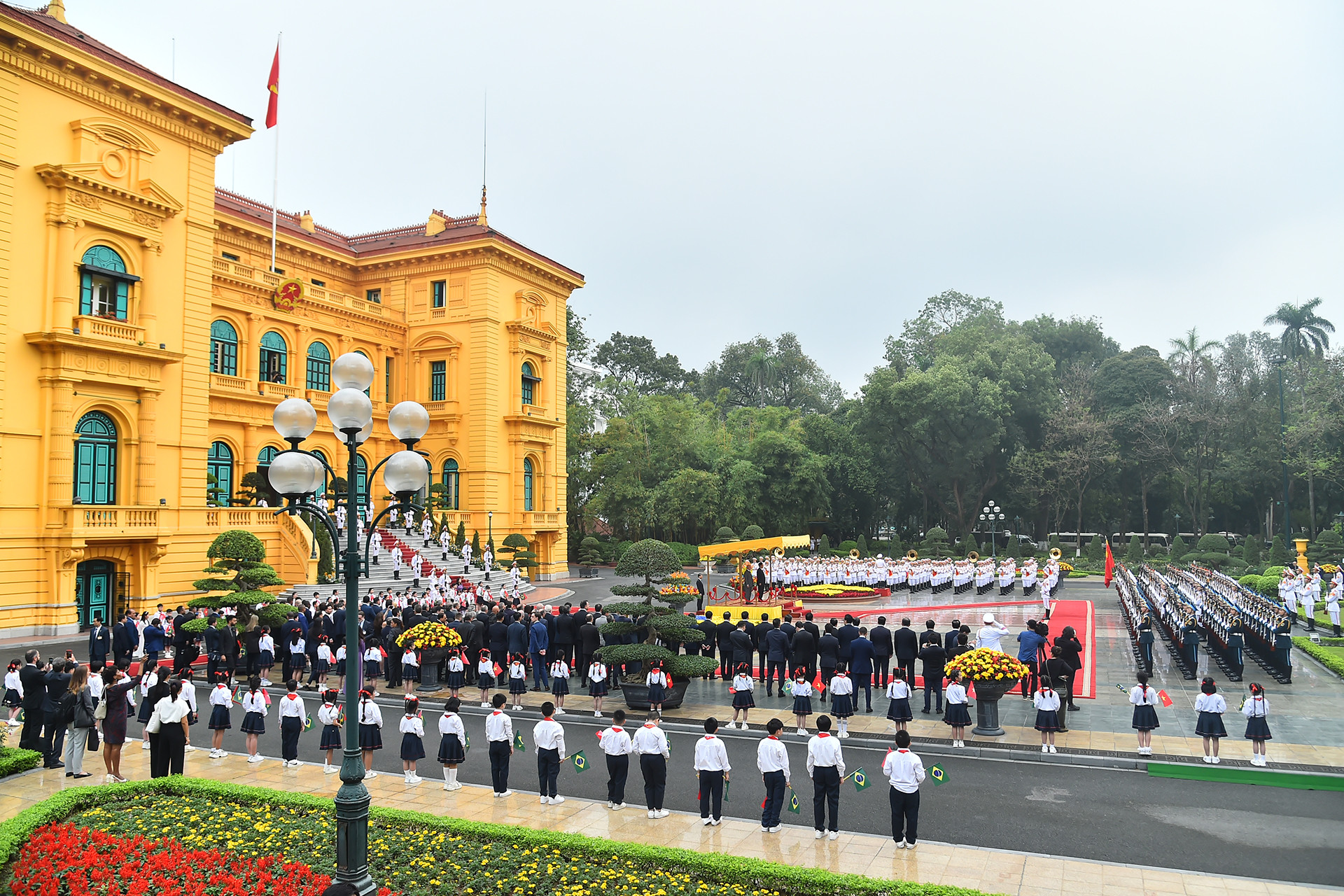 Quang cảnh lễ đón Tổng thống Brazil Luiz Inácio Lula da Silva cùng đoàn đại biểu cấp cao tại Phủ Chủ tịch. Quang cảnh lễ đón Tổng thống Brazil Luiz Inácio Lula da Silva cùng đoàn đại biểu cấp cao tại Phủ Chủ tịch.