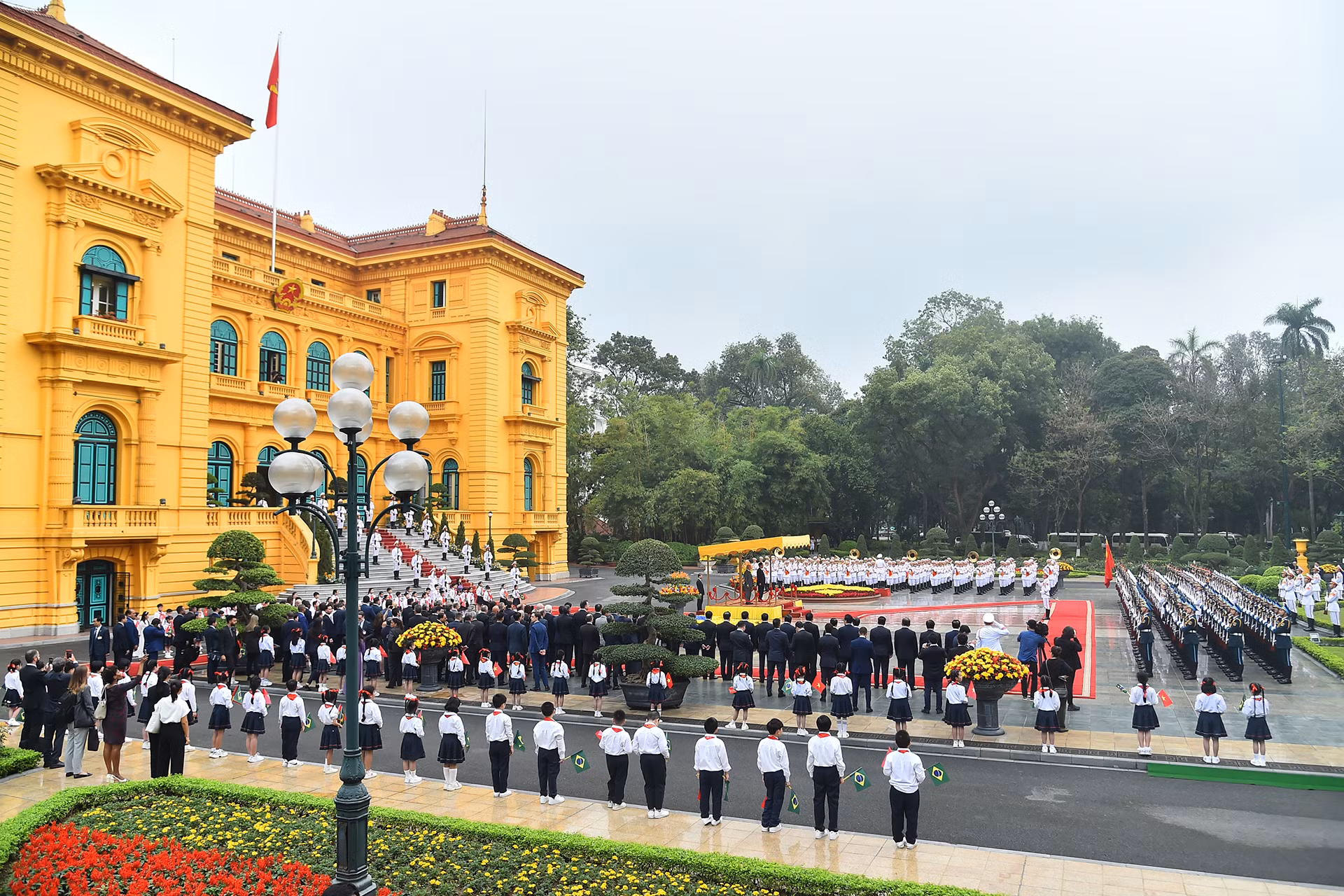 Quang cảnh lễ đón Tổng thống Brazil Luiz Inácio Lula da Silva cùng đoàn đại biểu cấp cao tại Phủ Chủ tịch.