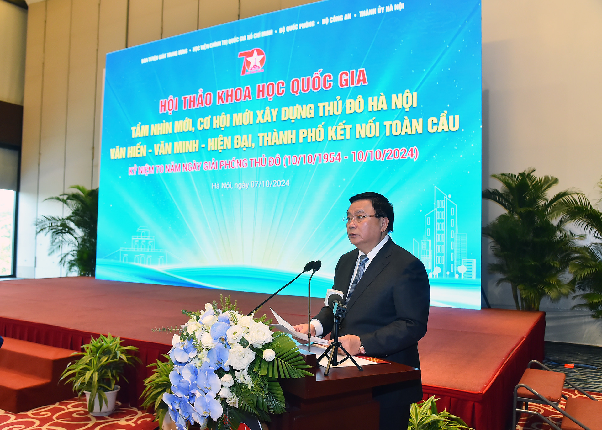 Giám đốc Học viện Chính trị quốc gia Hồ Chí Minh Nguyễn Xuân Thắng phát biểu gợi mở nội dung thảo luận tại hội thảo.