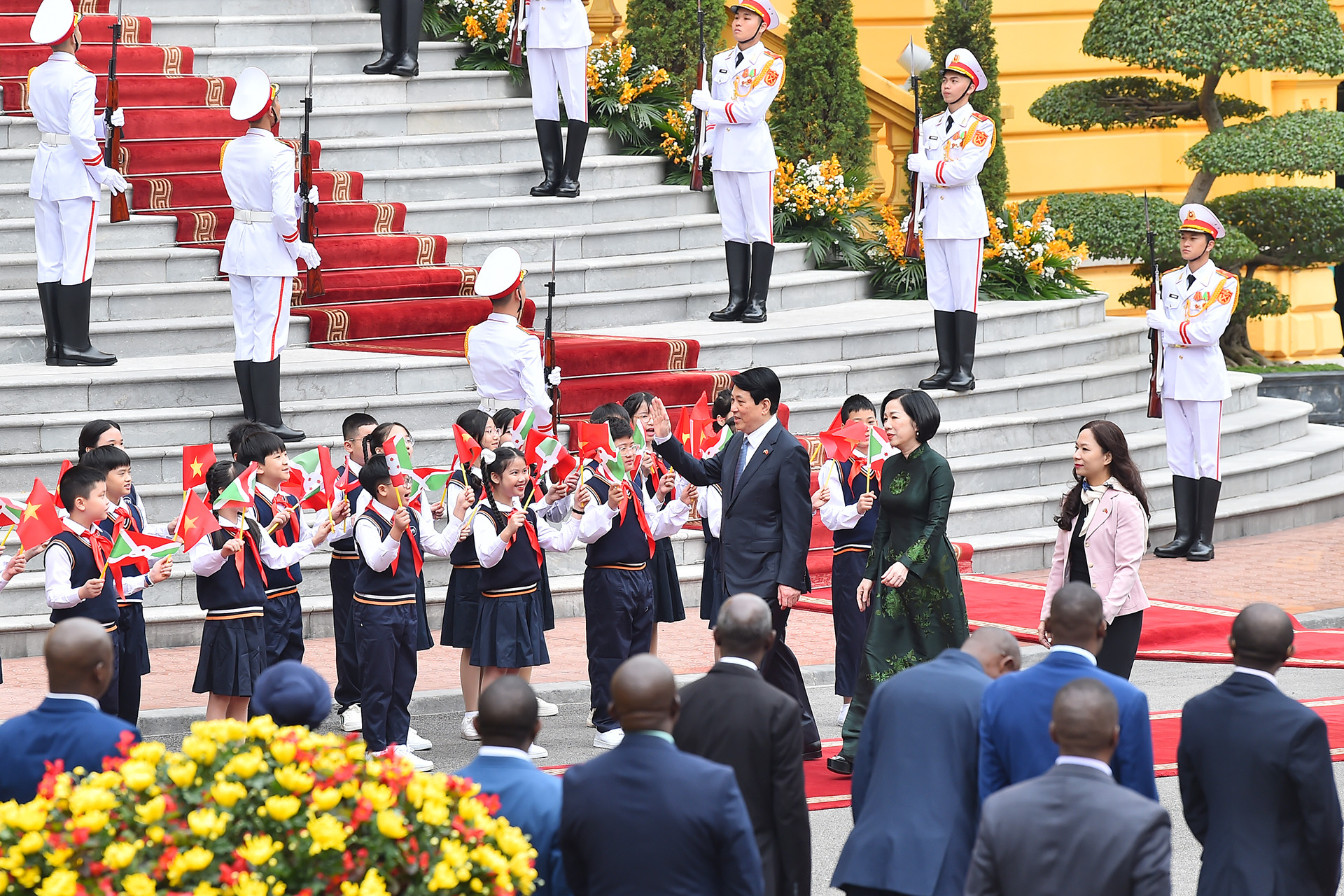 Các em thiếu nhi Thủ đô đón chào Chủ tịch nước Lương Cường và Phu nhân.