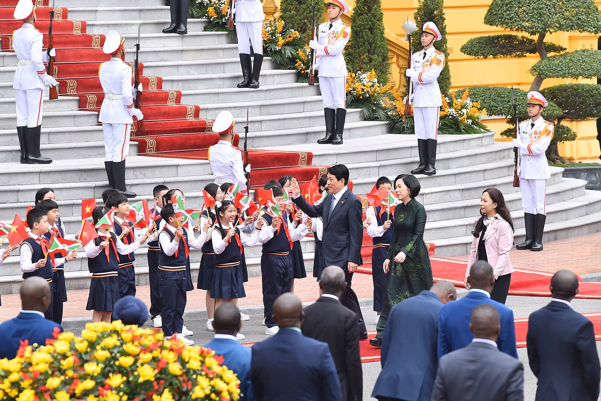 Các em thiếu nhi Thủ đô đón chào Chủ tịch nước Lương Cường và Phu nhân.