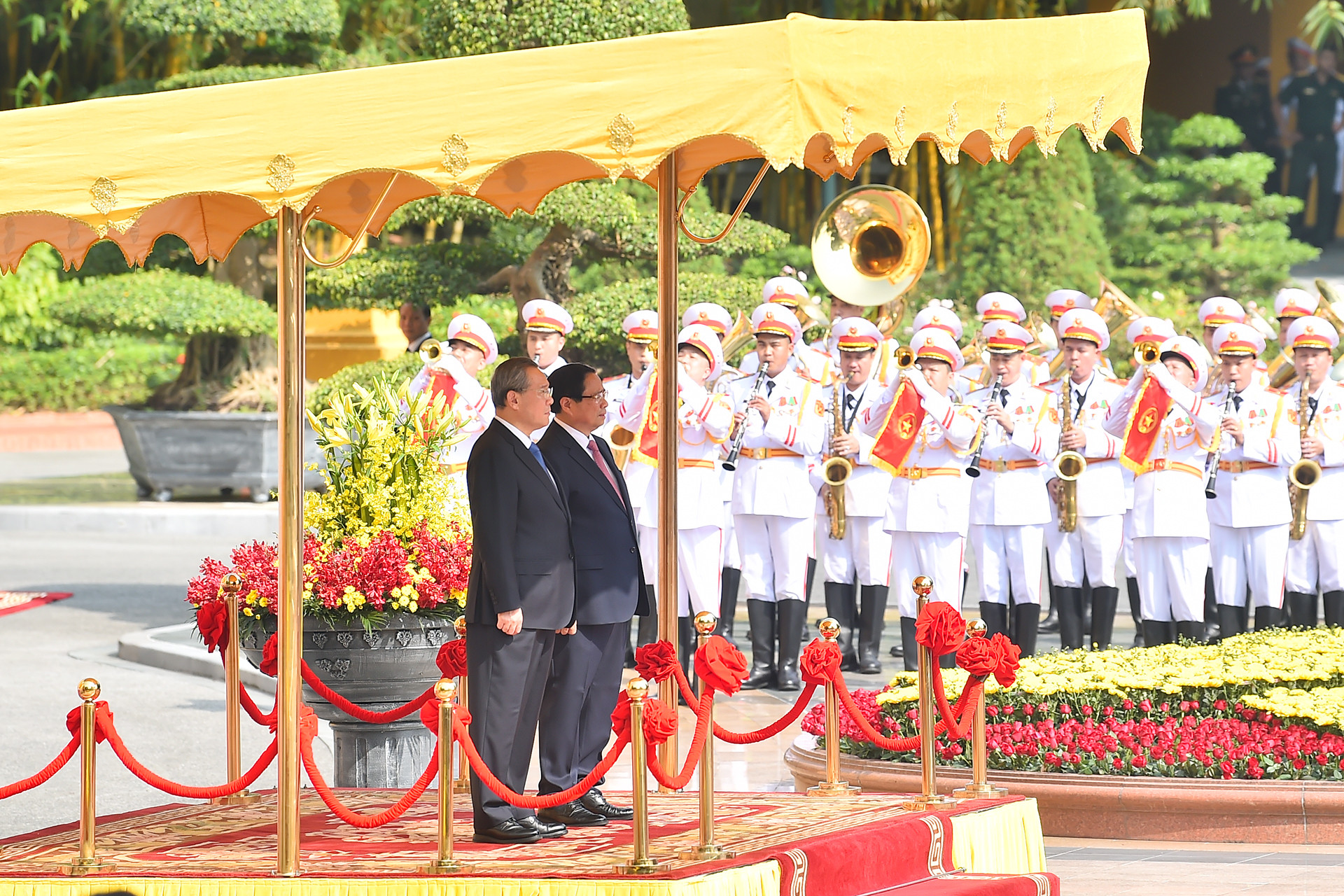 Thủ tướng Phạm Minh Chính và Thủ tướng Trung Quốc Lý Cường thực hiện nghi lễ cử Quốc thiều hai nước.