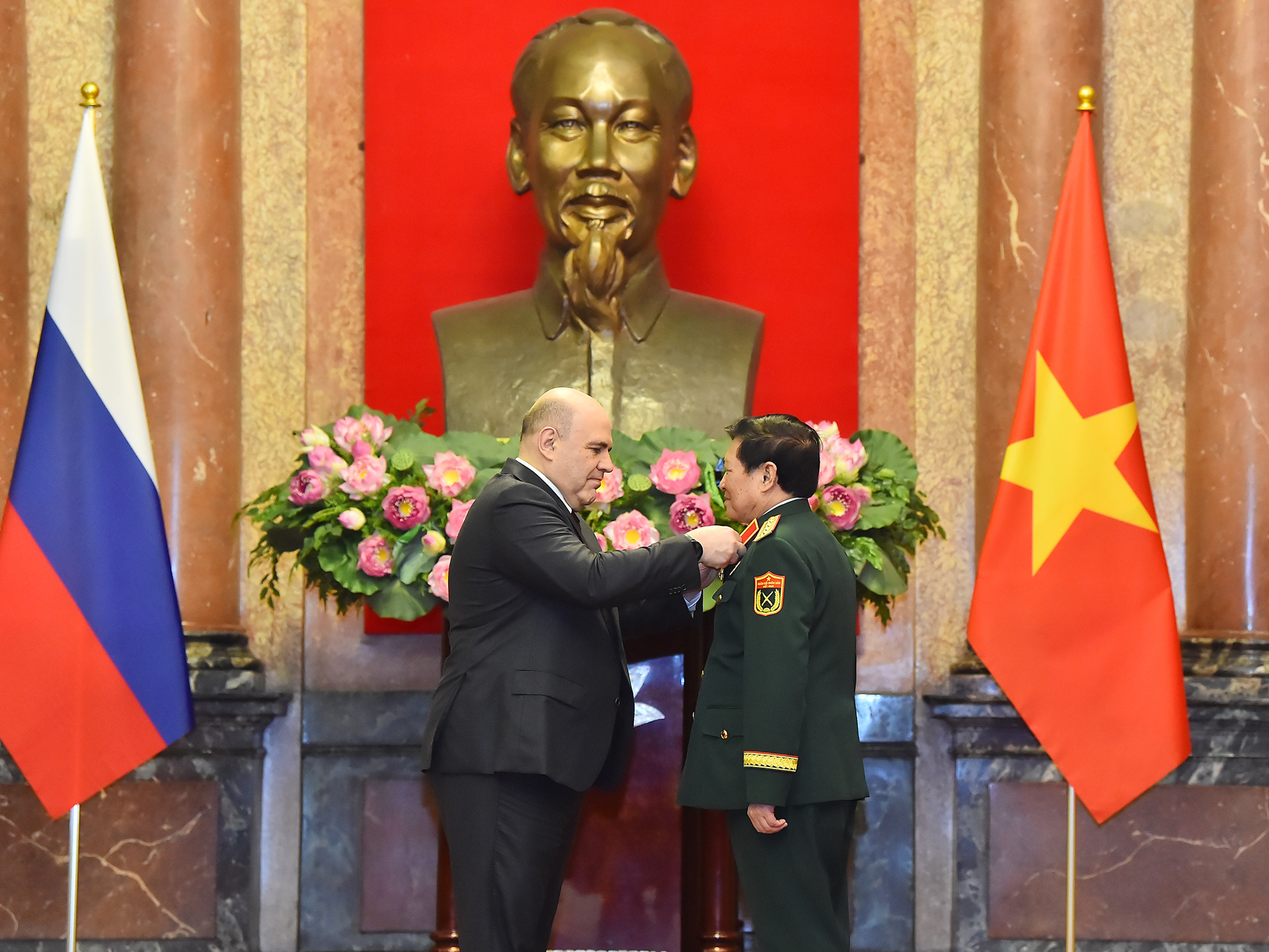 Thủ tướng Nga Mikhail Vladimirovich Mishustin trao Huân chương Hữu nghị của Nhà nước Liên bang Nga tặng Đại tướng Ngô Xuân Lịch, nguyên Ủy viên Bộ Chính trị, nguyên Bộ trưởng Quốc phòng.