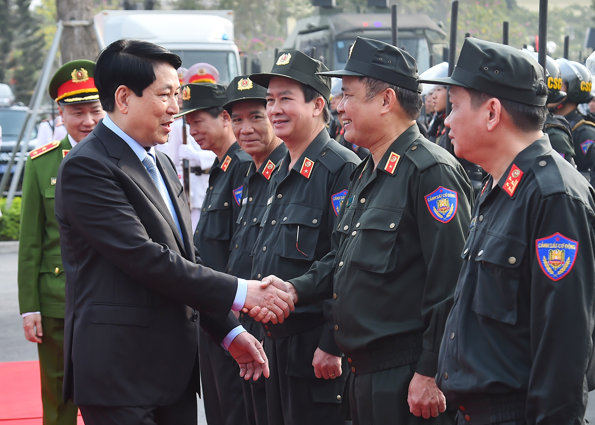 Chủ tịch nước Lương Cường với các đồng chí lãnh đạo Bộ Tư lệnh Cảnh sát cơ động.