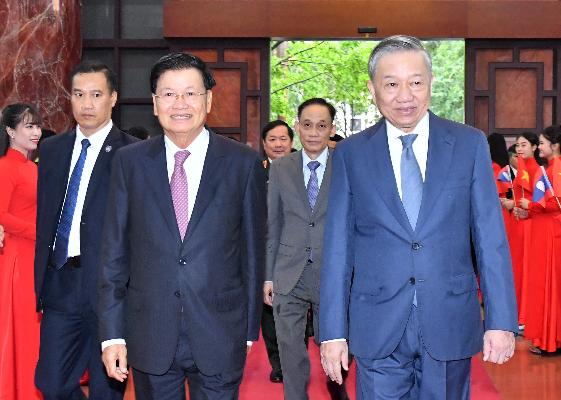 Tổng Bí thư, Chủ tịch nước Tô Lâm và Tổng Bí thư, Chủ tịch nước Lào Thongloun Sisoulith tại buổi gặp mặt.