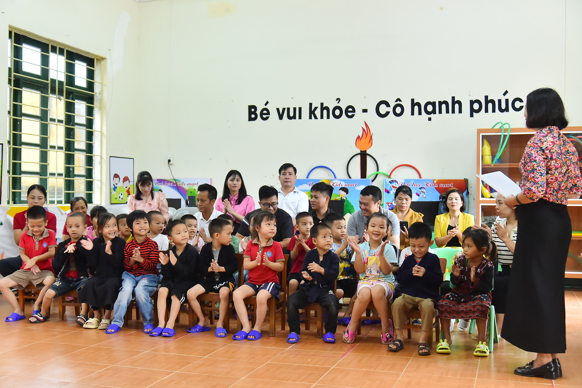 Lễ trao quà, tặng Trường mầm non Hợp Thành diễn ra trong không khí ấm áp, thân mật.