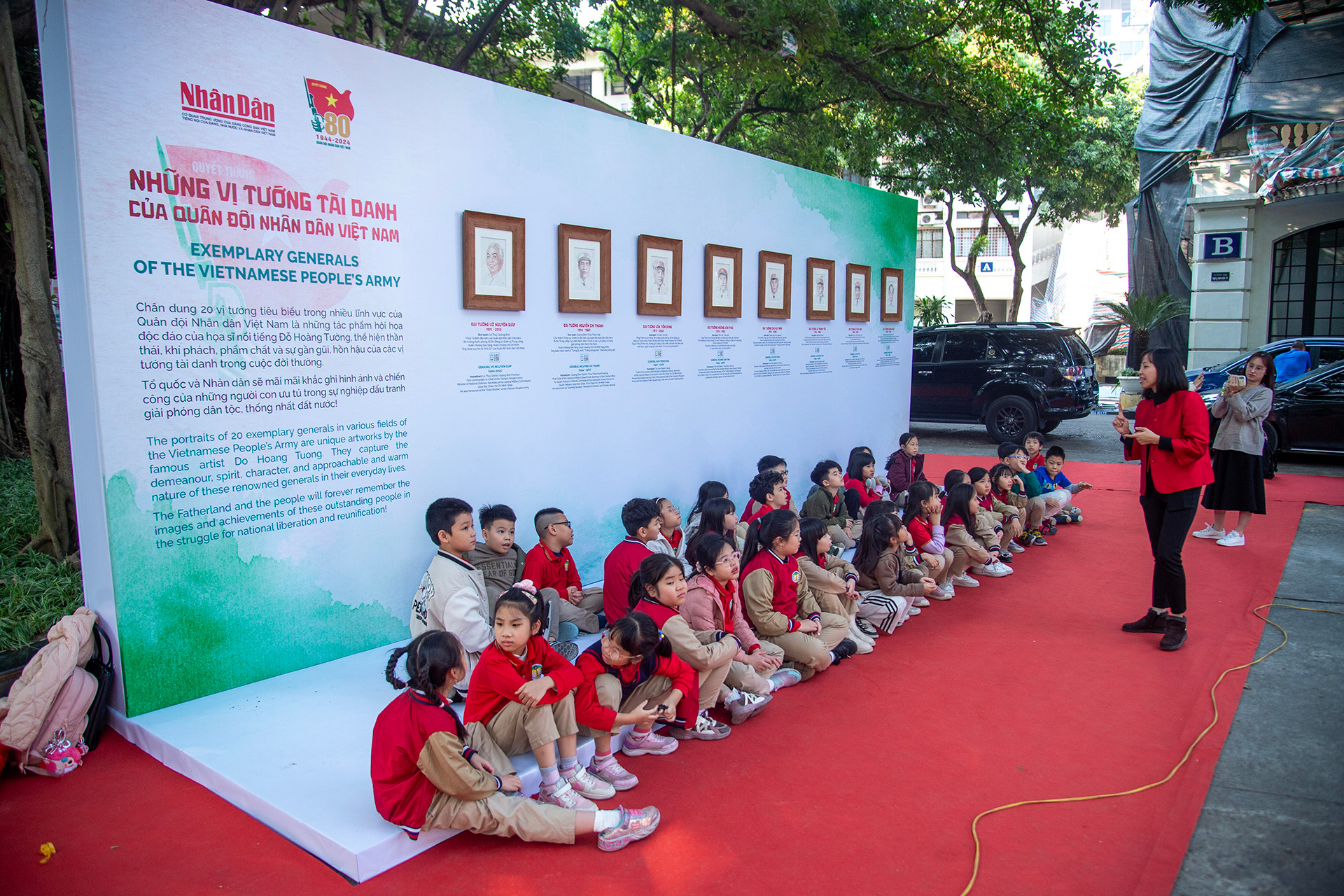 Chiều 19/12, lớp 3B (Trường tiểu học Tràng An, quận Hoàn Kiếm) do cô giáo Nguyễn Khánh Linh phụ trách có tiết học ngoại khóa ngay tại Triển lãm tương tác “Những trận đánh nổi tiếng, những vị tướng tài danh”. Chiều 19/12, lớp 3B (Trường tiểu học Tràng An, quận Hoàn Kiếm) do cô giáo Nguyễn Khánh Linh phụ trách có tiết học ngoại khóa ngay tại Triển lãm tương tác “Những trận đánh nổi tiếng, những vị tướng tài danh”.