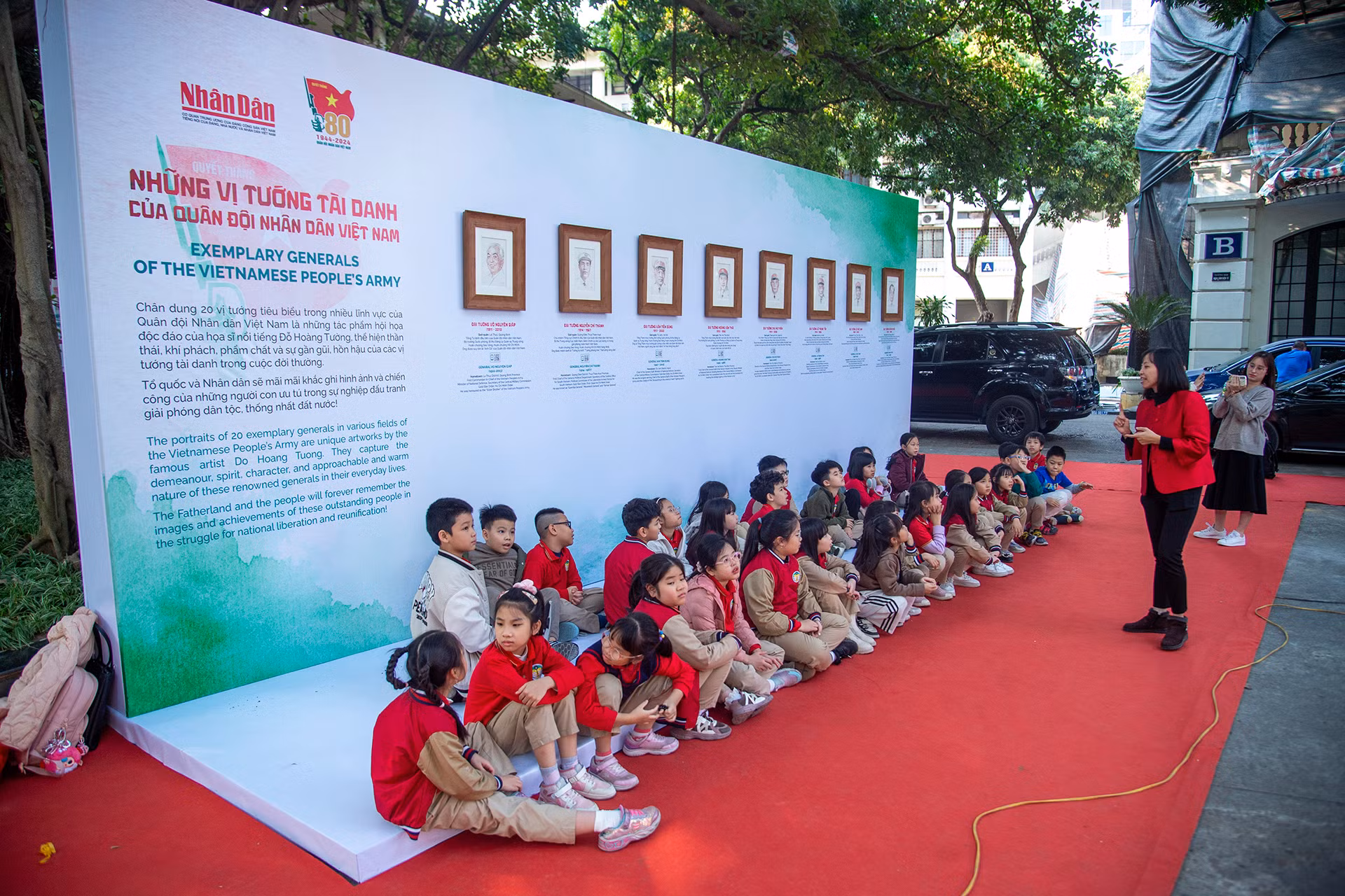 Chiều 19/12, lớp 3B (Trường tiểu học Tràng An, quận Hoàn Kiếm) do cô giáo Nguyễn Khánh Linh phụ trách có tiết học ngoại khóa ngay tại Triển lãm tương tác “Những trận đánh nổi tiếng, những vị tướng tài danh”.
