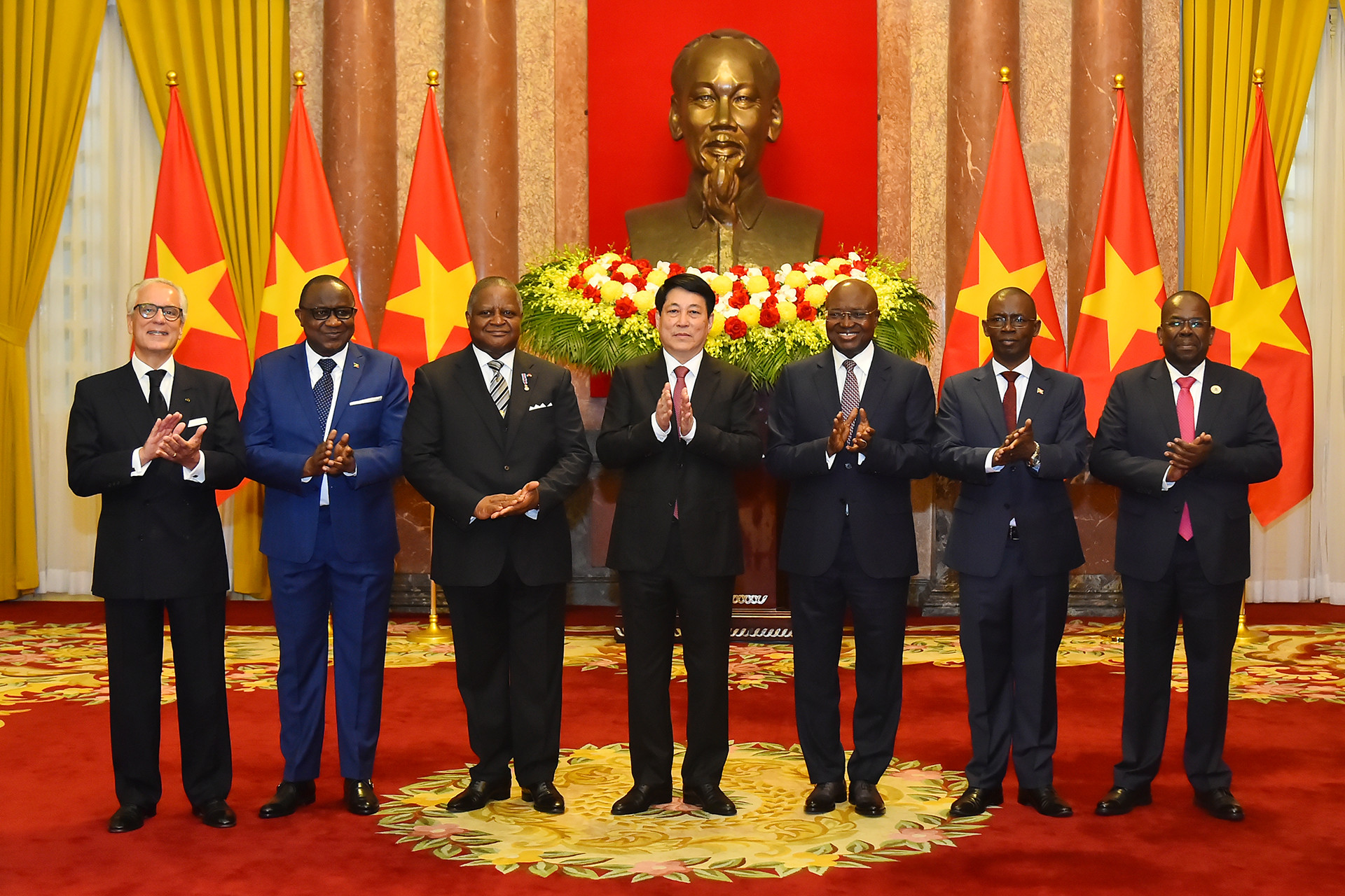 Chủ tịch nước Lương Cường cùng Đại sứ kiêm nhiệm của các nước: Cộng hòa Liberia, Cộng hòa Dân chủ Congo, Cộng hòa Congo, Cộng hòa Burundi, Cộng hòa Bồ Đào Nha, Cộng hòa Thống nhất Tanzania tại buổi tiếp. Chủ tịch nước Lương Cường cùng Đại sứ kiêm nhiệm của các nước: Cộng hòa Liberia, Cộng hòa Dân chủ Congo, Cộng hòa Congo, Cộng hòa Burundi, Cộng hòa Bồ Đào Nha, Cộng hòa Thống nhất Tanzania tại buổi tiếp.