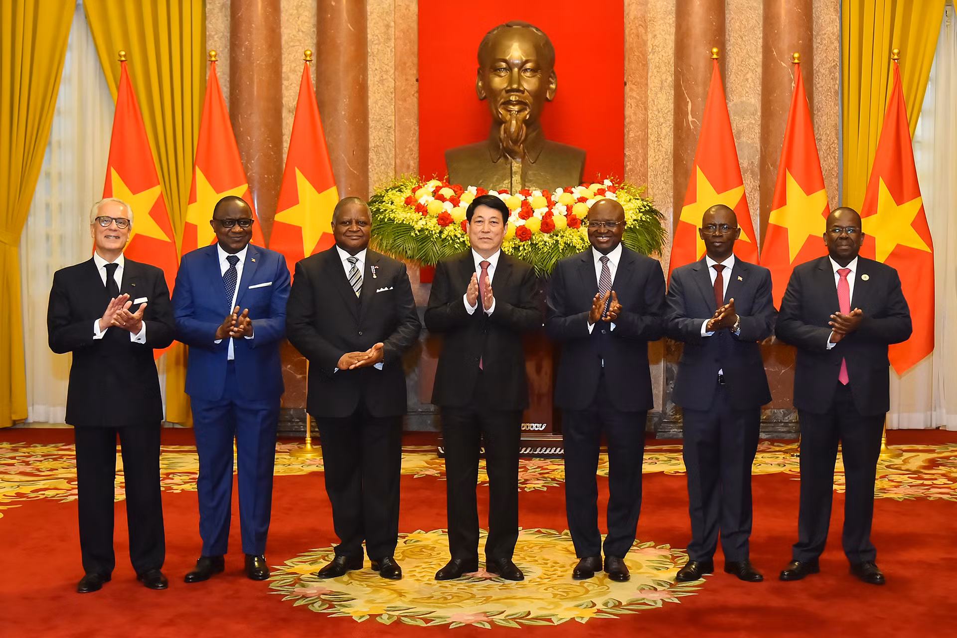 Chủ tịch nước Lương Cường cùng Đại sứ kiêm nhiệm của các nước: Cộng hòa Liberia, Cộng hòa Dân chủ Congo, Cộng hòa Congo, Cộng hòa Burundi, Cộng hòa Bồ Đào Nha, Cộng hòa Thống nhất Tanzania tại buổi tiếp. Chủ tịch nước Lương Cường cùng Đại sứ kiêm nhiệm của các nước: Cộng hòa Liberia, Cộng hòa Dân chủ Congo, Cộng hòa Congo, Cộng hòa Burundi, Cộng hòa Bồ Đào Nha, Cộng hòa Thống nhất Tanzania tại buổi tiếp.