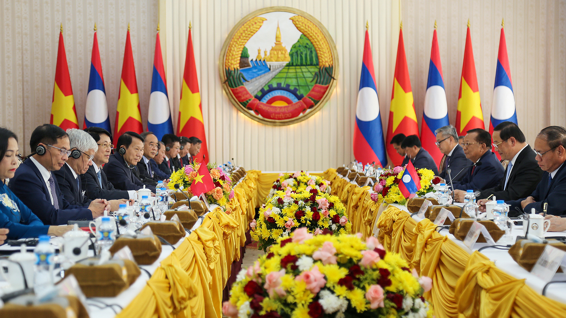 Chủ tịch nước Lương Cường hội kiến Thủ tướng Lào Sonexay Siphandone.