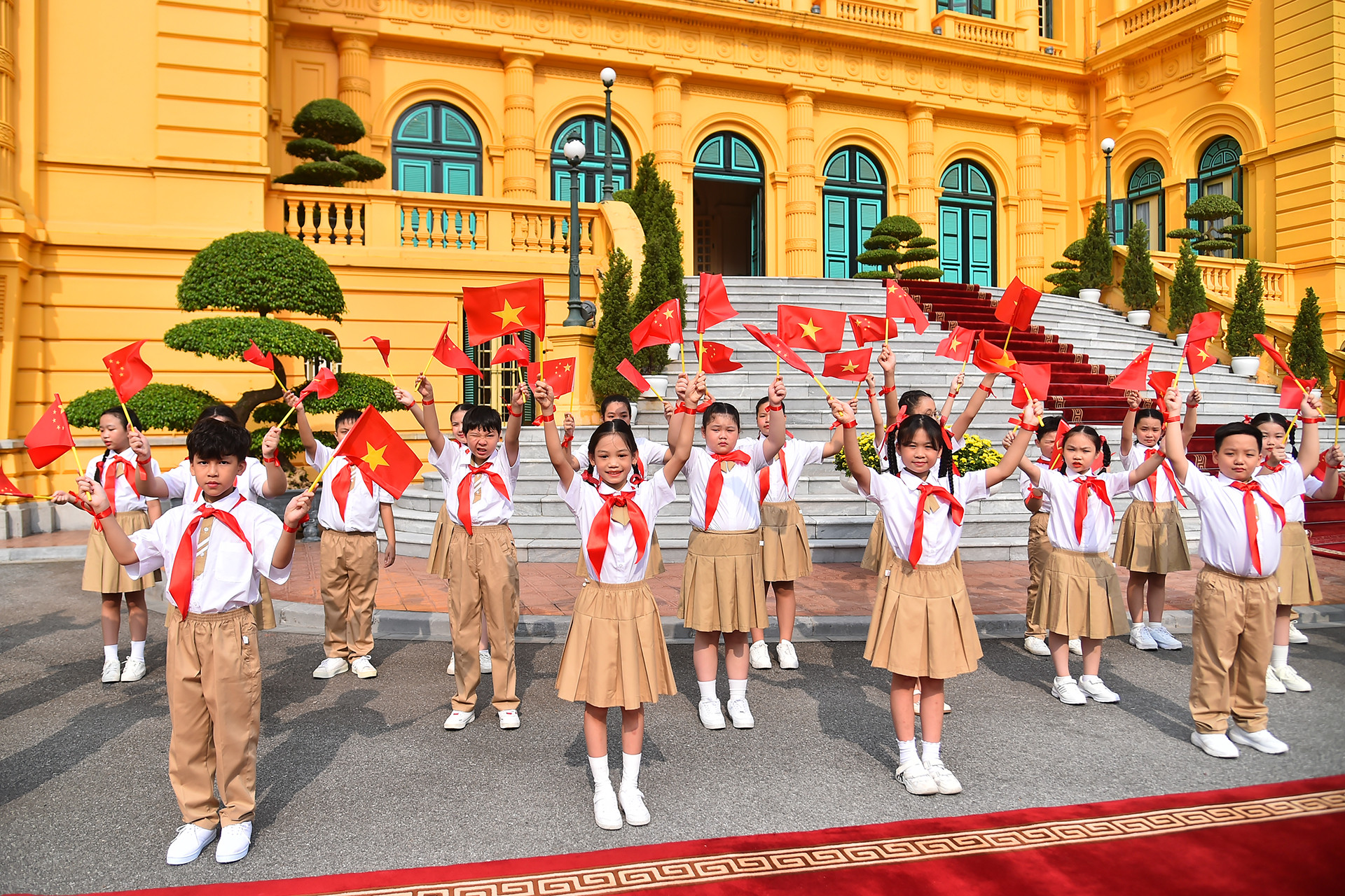 Thiếu nhi Thủ đô chào đón Thủ tướng Trung Quốc Lý Cường cùng đoàn đại biểu cấp cao tháp tùng đến thăm Việt Nam theo lời mới của Thủ tướng Phạm Minh Chính.