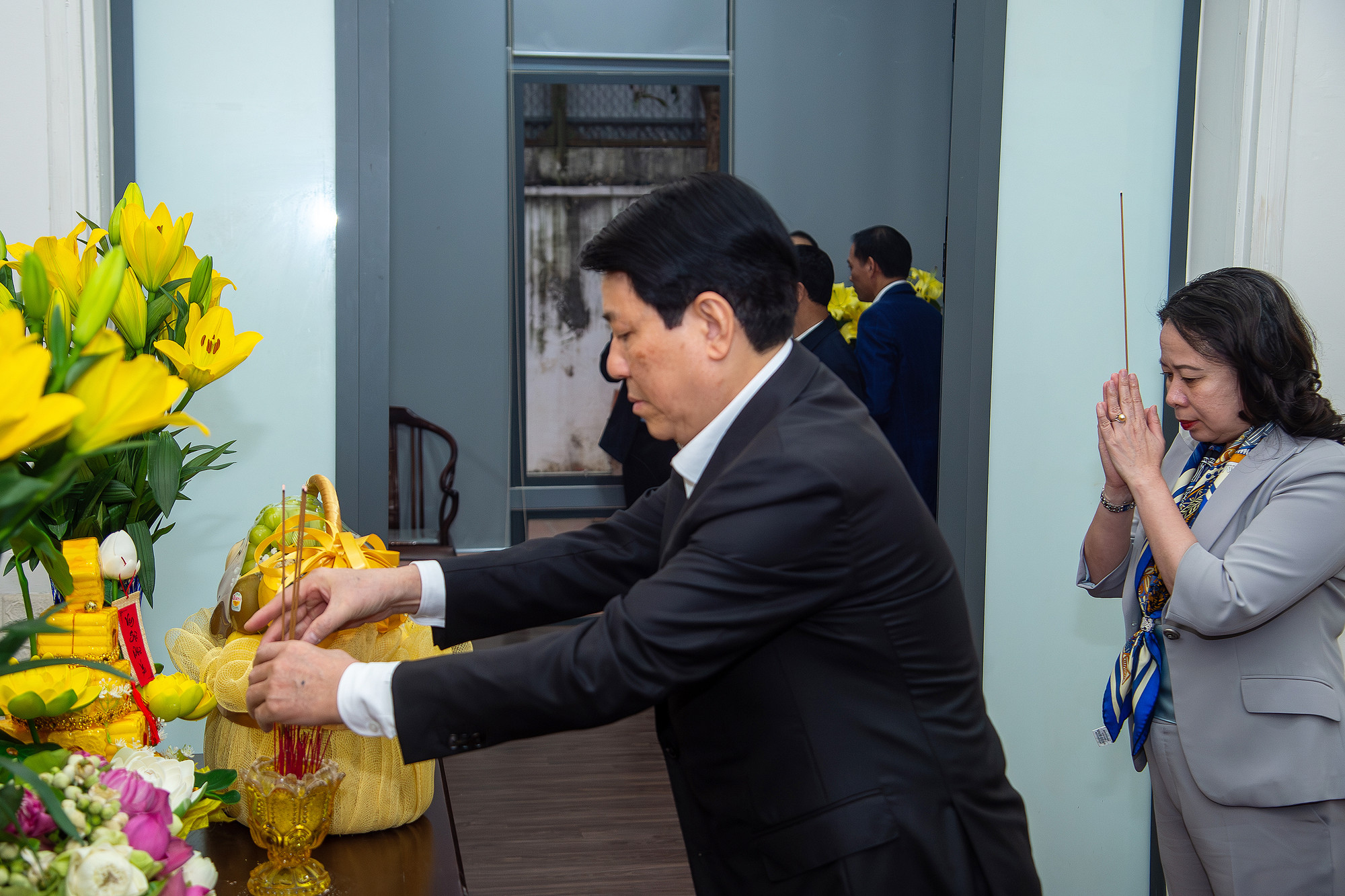 Chủ tịch nước Lương Cường thắp hương tưởng nhớ cố Tổng Bí thư Nguyễn Phú Trọng.