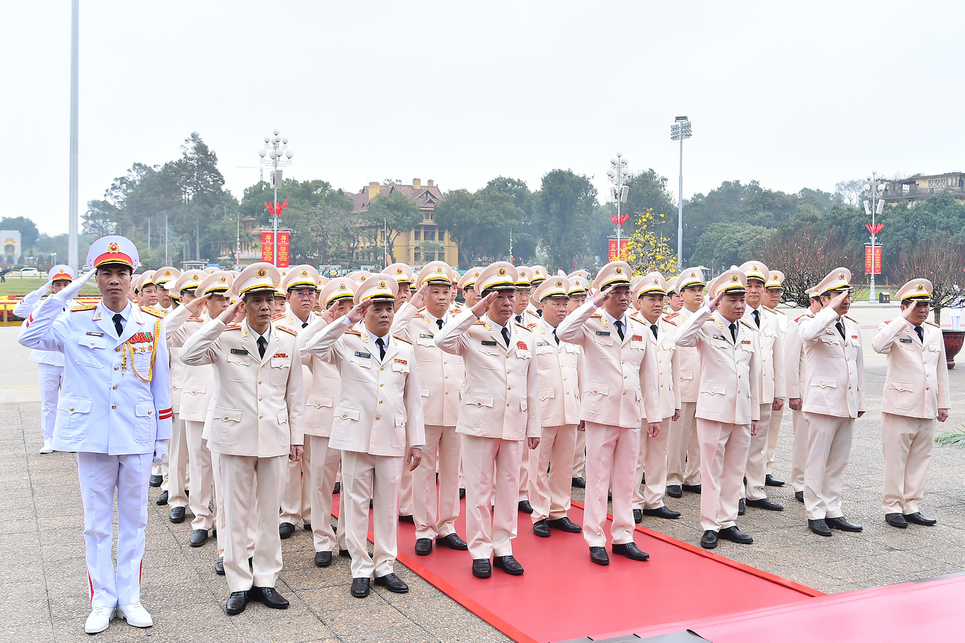 Đoàn đại biểu Đảng ủy Công an Trung ương-Bộ Công an thành kính tưởng nhớ Chủ tịch Hồ Chí Minh.
