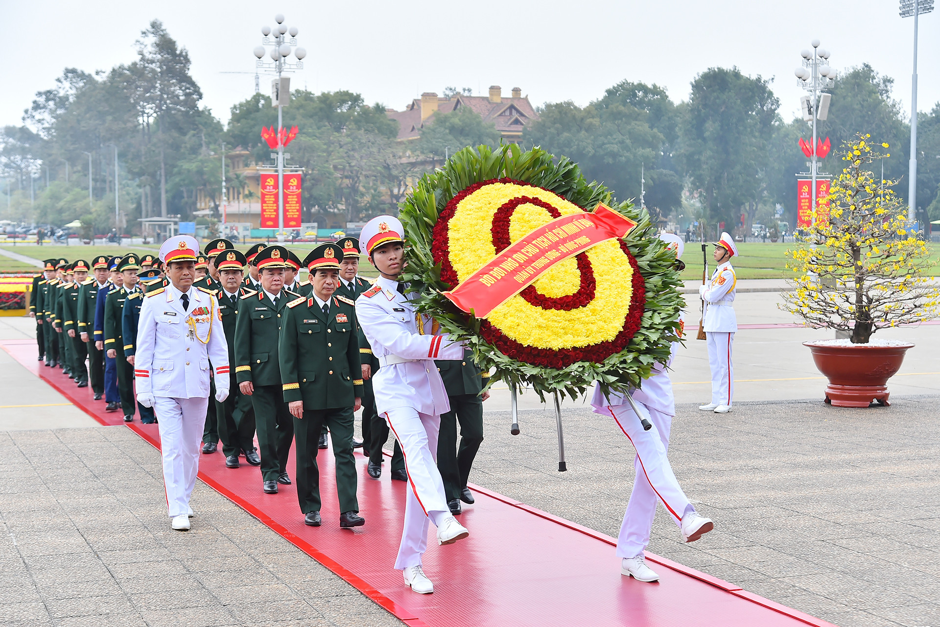 Đoàn đại biểu Quân ủy Trung ương-Bộ Quốc phòng vào Lăng viếng Chủ tịch Hồ Chí Minh.