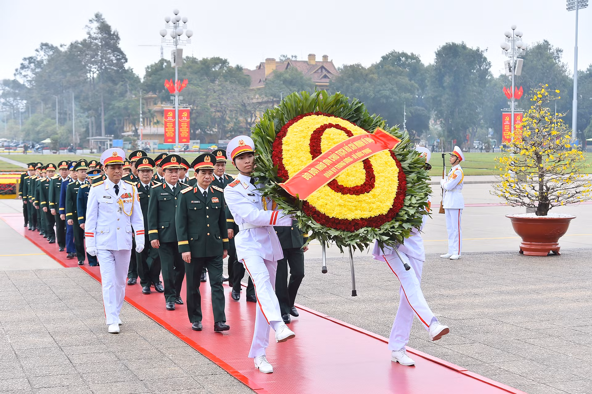 Đoàn đại biểu Quân ủy Trung ương-Bộ Quốc phòng vào Lăng viếng Chủ tịch Hồ Chí Minh.