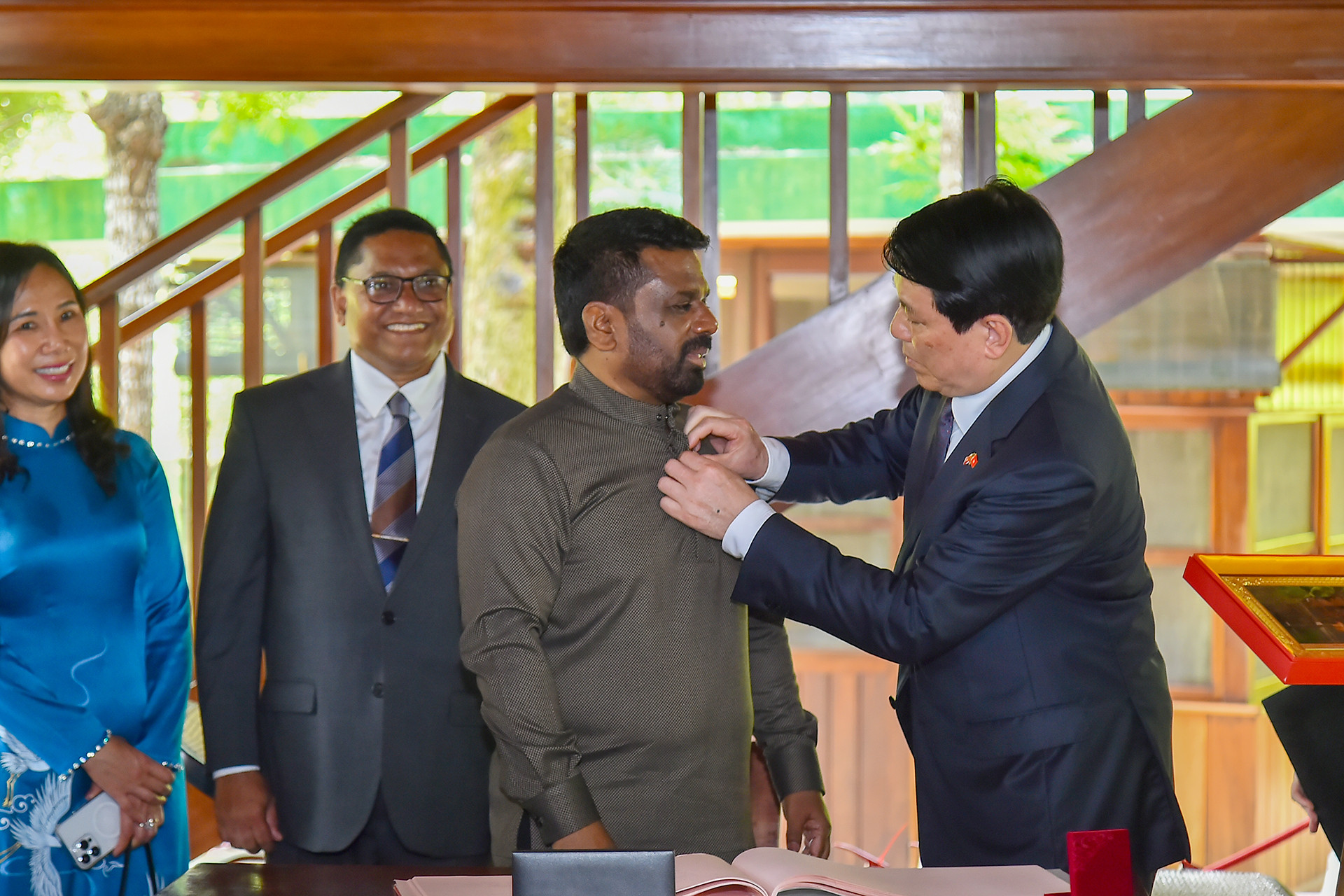 [Ảnh] Chủ tịch nước Lương Cường và Tổng thống Sri Lanka Anura Kumara Dissanayaka thăm Khu di tích Chủ tịch Hồ Chí Minh ảnh 7