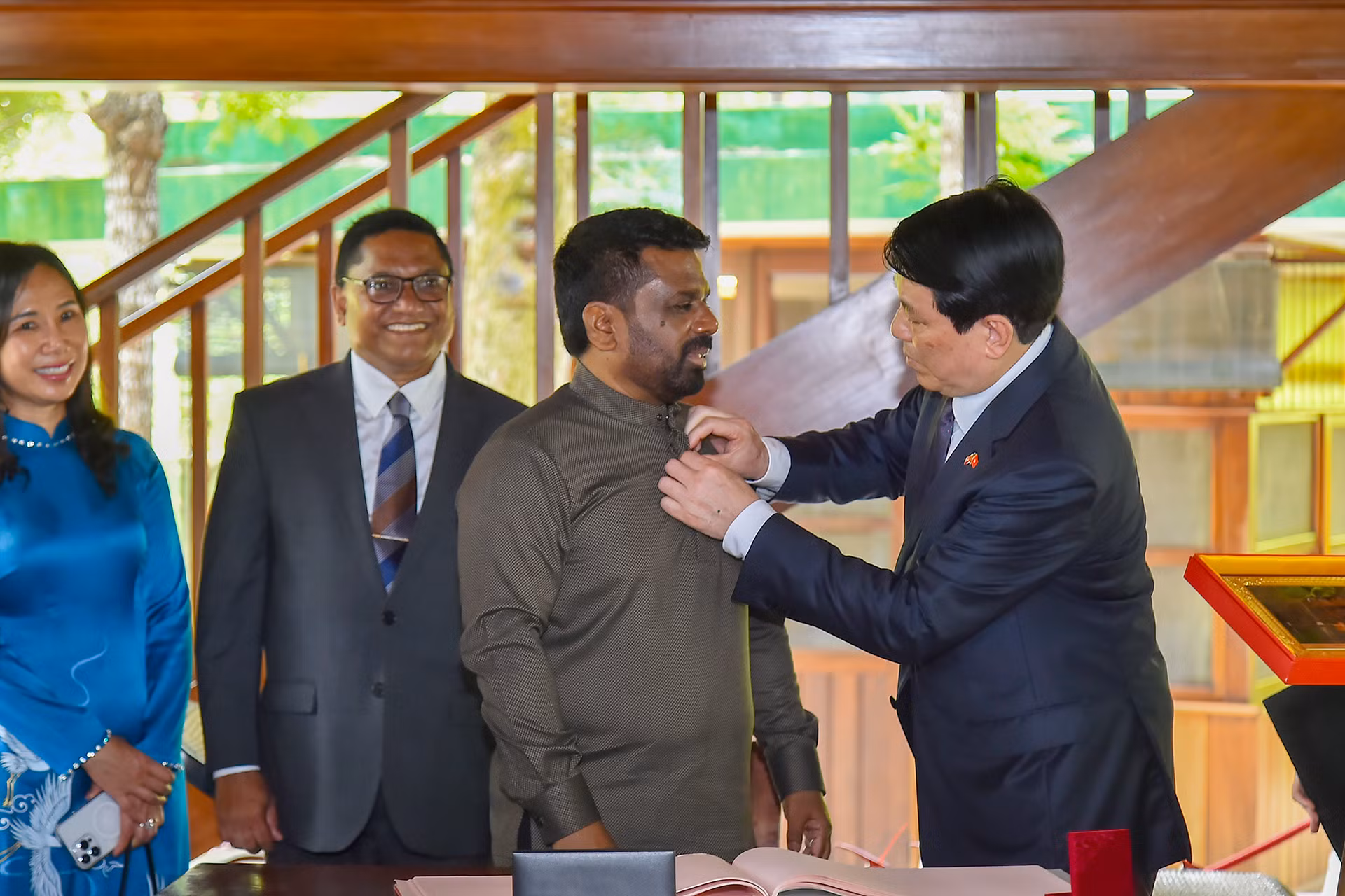 [Ảnh] Chủ tịch nước Lương Cường và Tổng thống Sri Lanka Anura Kumara Dissanayaka thăm Khu di tích Chủ tịch Hồ Chí Minh ảnh 7