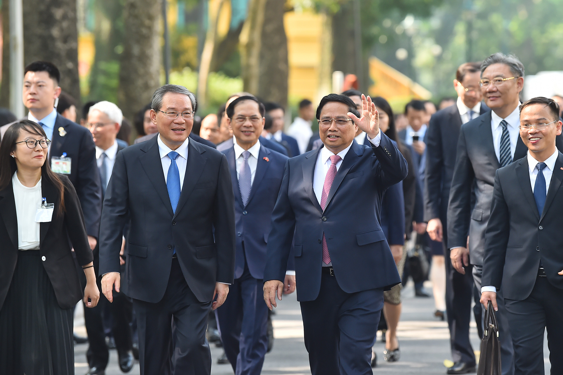 Thủ tướng Phạm Minh Chính và Thủ tướng Trung Quốc Lý Cường trao đổi trên đường di chuyển về Trụ sở Chính phủ để tiến hành cuộc hội đàm giữa hai nhà lãnh đạo.