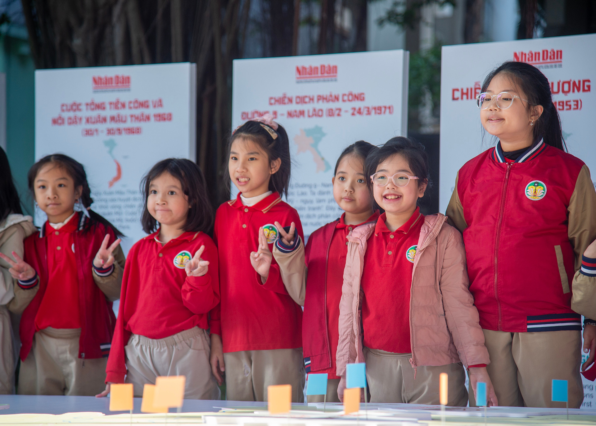 Niềm vui của các em học sinh lớp 3B (Trường tiểu học Tràng An) sau tiết học ngoại khoá tại Triển lãm tương tác “Những trận đánh nổi tiếng, những vị tướng tài danh”. Niềm vui của các em học sinh lớp 3B (Trường tiểu học Tràng An) sau tiết học ngoại khoá tại Triển lãm tương tác “Những trận đánh nổi tiếng, những vị tướng tài danh”.