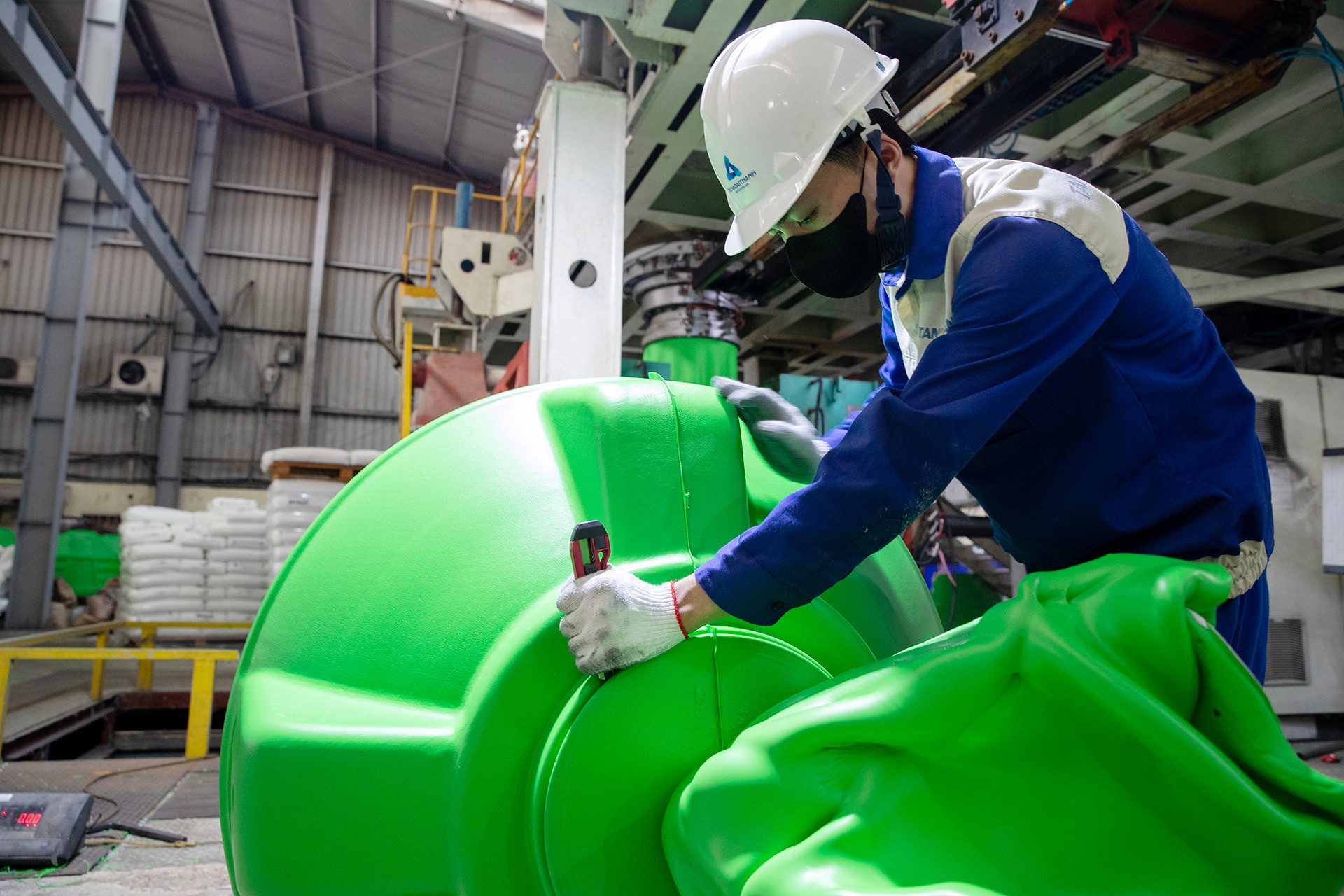 Với Tân Á Đại Thành, công nghệ đóng vai trò là cầu nối không thể thiếu, mang lại cho ngành Công nghiệp khả năng tiếp cận với công nghệ mới nhất và các xu hướng toàn cầu, thúc đẩy việc phát triển sản phẩm mới và cải tiến sản phẩm hiện có.