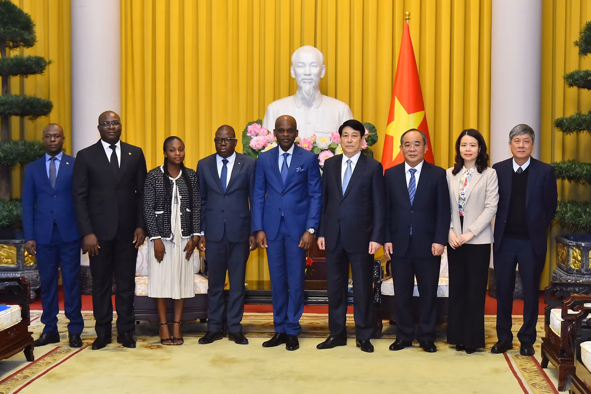 Chủ tịch nước Lương Cường và Bộ trưởng Ngoại giao Togo Robert Dussey cùng các đại biểu tham dự buổi tiếp tại Phủ Chủ tịch.