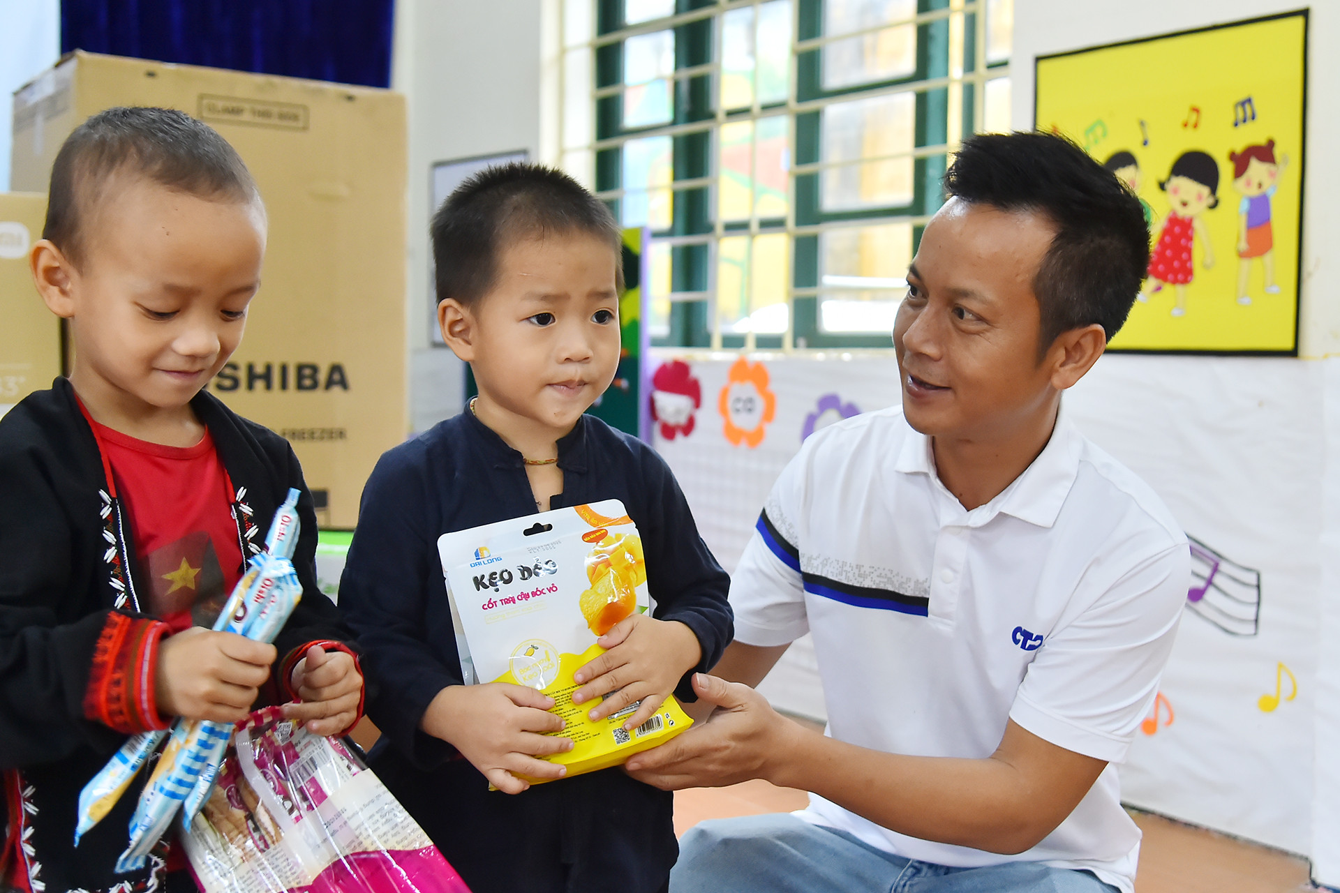 Đại diện Công ty Cổ phần Đầu tư xây dựng CTA Việt Nam trao quà, tặng các em học sinh Trường mầm non Hợp Thành.