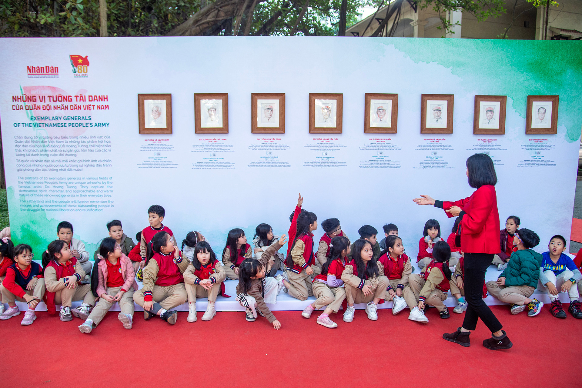 Sau khi dành thời gian tìm hiểu thông tin của các vị tướng, các em học sinh trực tiếp trả lời câu hỏi của cô giáo ngay trong khuôn viên của triển lãm. Sau khi dành thời gian tìm hiểu thông tin của các vị tướng, các em học sinh trực tiếp trả lời câu hỏi của cô giáo ngay trong khuôn viên của triển lãm.