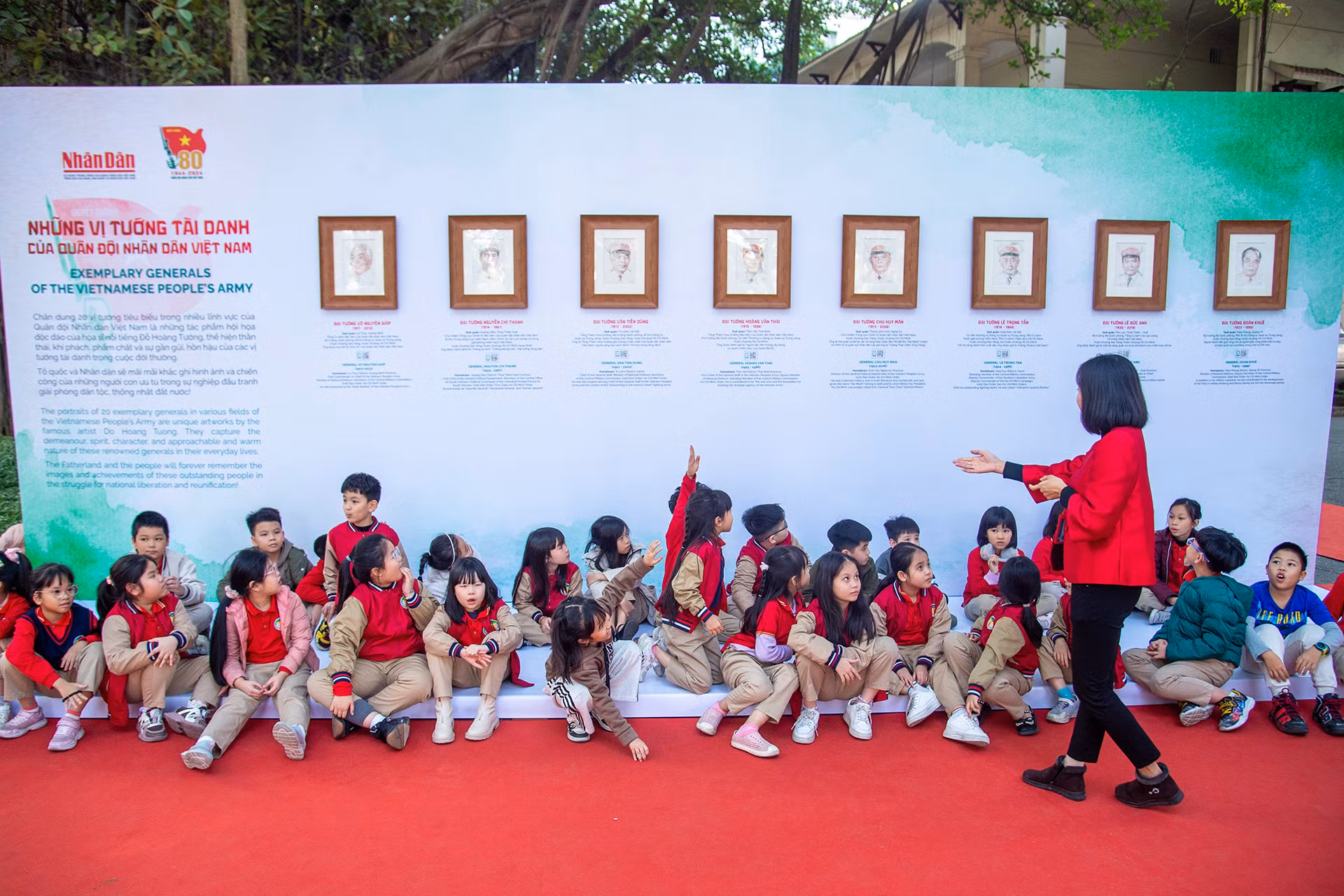 Sau khi dành thời gian tìm hiểu thông tin của các vị tướng, các em học sinh trực tiếp trả lời câu hỏi của cô giáo ngay trong khuôn viên của triển lãm.