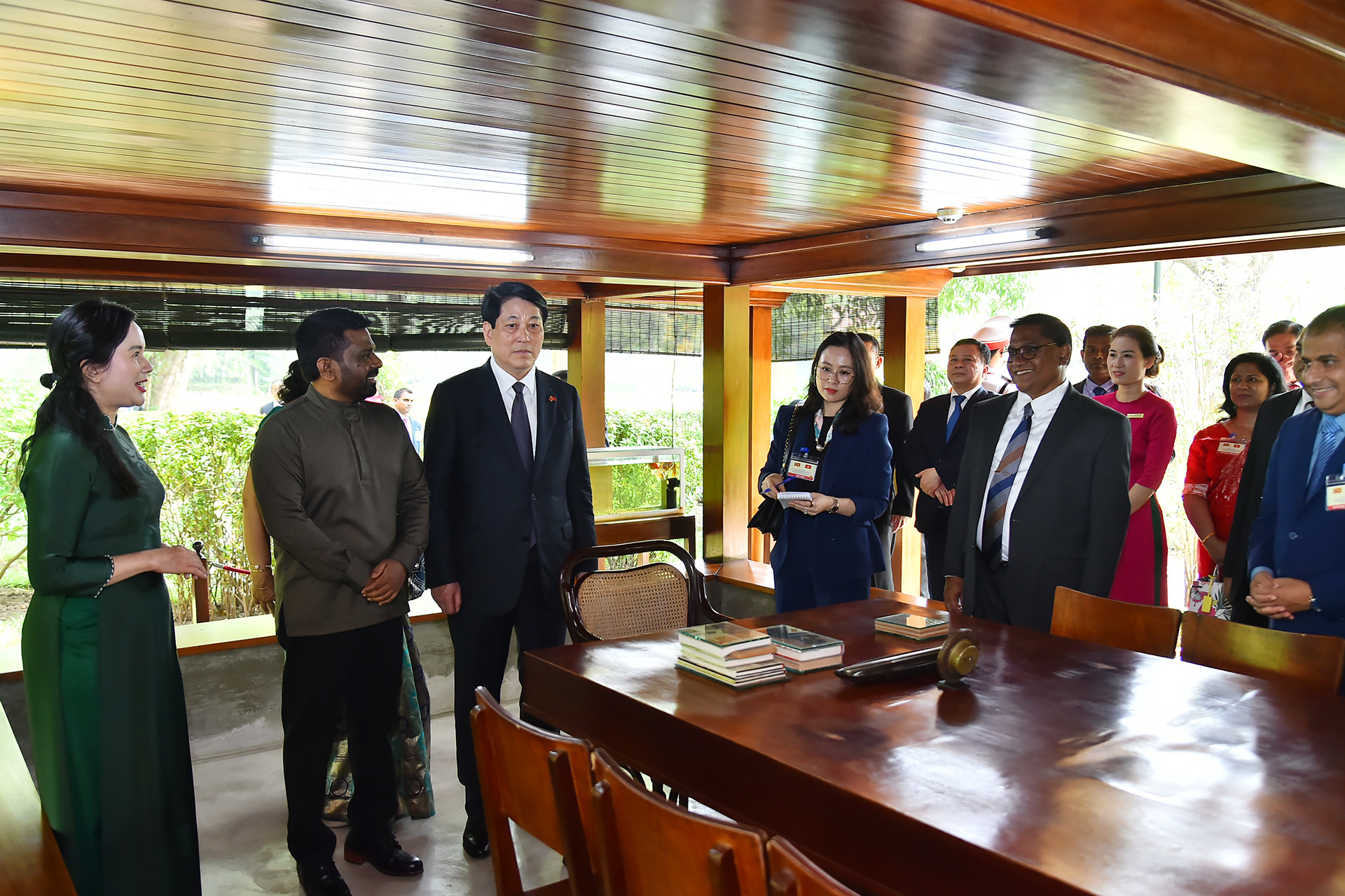 [Ảnh] Chủ tịch nước Lương Cường và Tổng thống Sri Lanka Anura Kumara Dissanayaka thăm Khu di tích Chủ tịch Hồ Chí Minh ảnh 4