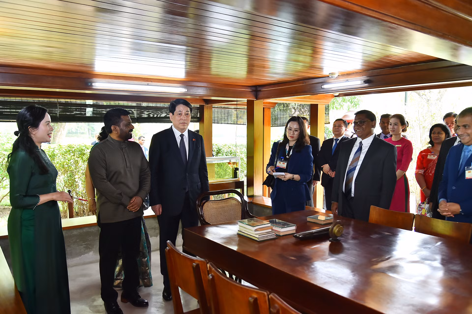 [Ảnh] Chủ tịch nước Lương Cường và Tổng thống Sri Lanka Anura Kumara Dissanayaka thăm Khu di tích Chủ tịch Hồ Chí Minh ảnh 4