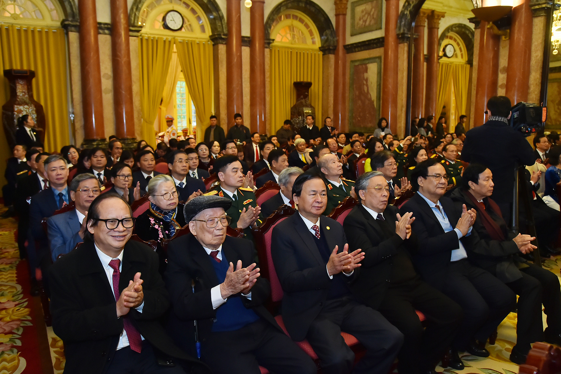Đoàn đại biểu tiêu biểu ngành y tế là các Anh hùng Lao động, Anh hùng Lực lượng vũ trang nhân dân, Thầy thuốc Nhân dân, giáo sư, nhà khoa học, các y bác sĩ, dược sĩ tiêu biểu tại buổi gặp mặt.