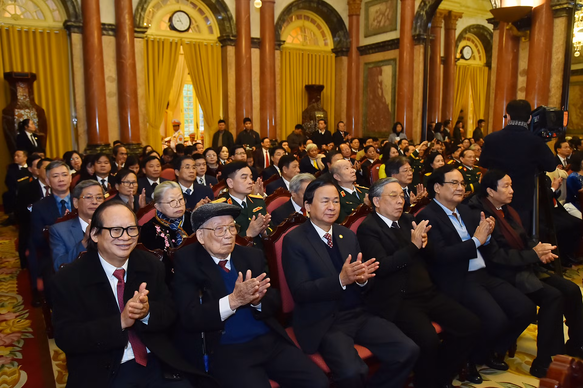 Đoàn đại biểu tiêu biểu ngành y tế là các Anh hùng Lao động, Anh hùng Lực lượng vũ trang nhân dân, Thầy thuốc Nhân dân, giáo sư, nhà khoa học, các y bác sĩ, dược sĩ tiêu biểu tại buổi gặp mặt.
