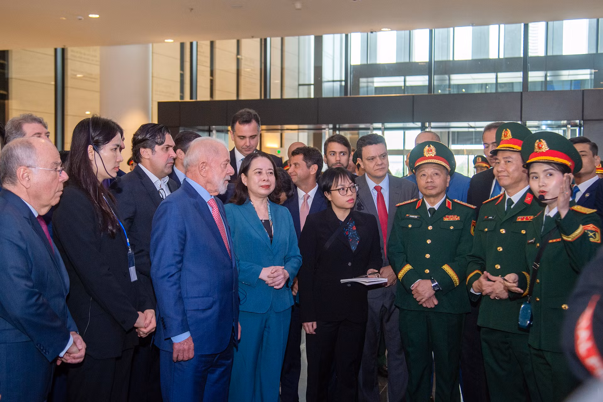 Phó Chủ tịch nước Võ Thị Ánh Xuân và Tổng thống Brazil Luiz Inacio Lula da Silva nghe giới thiệu về Bảo tàng Lịch sử Quân sự Việt Nam.