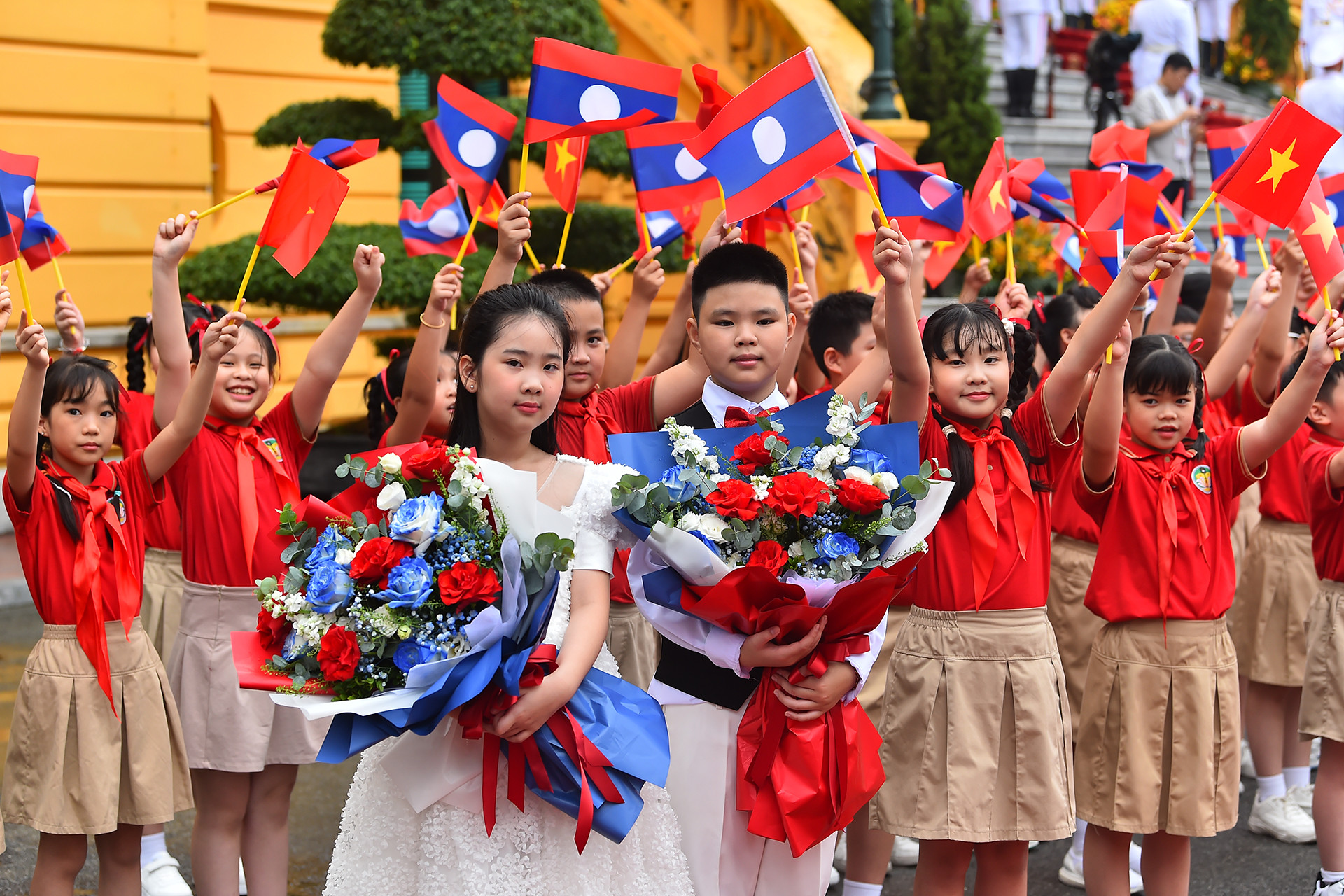 Thiếu nhi Thủ đô chào đón Tổng Bí thư, Chủ tịch nước Lào Thongloun Sisoulith và Phu nhân cùng đoàn đại biểu cấp cao tháp tùng đến thăm Việt Nam.