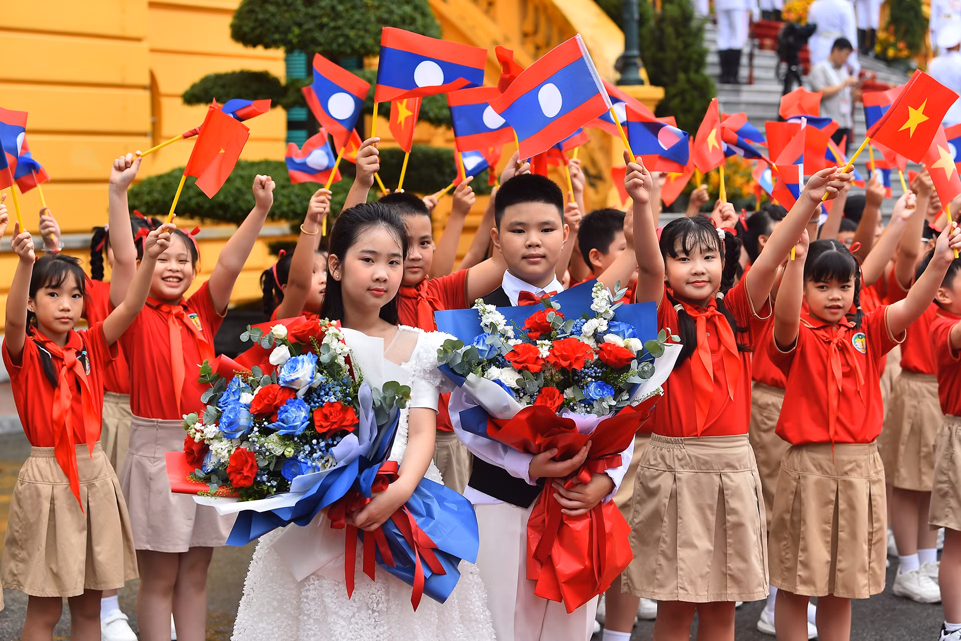 Thiếu nhi Thủ đô chào đón Tổng Bí thư, Chủ tịch nước Lào Thongloun Sisoulith và Phu nhân cùng đoàn đại biểu cấp cao tháp tùng đến thăm Việt Nam.