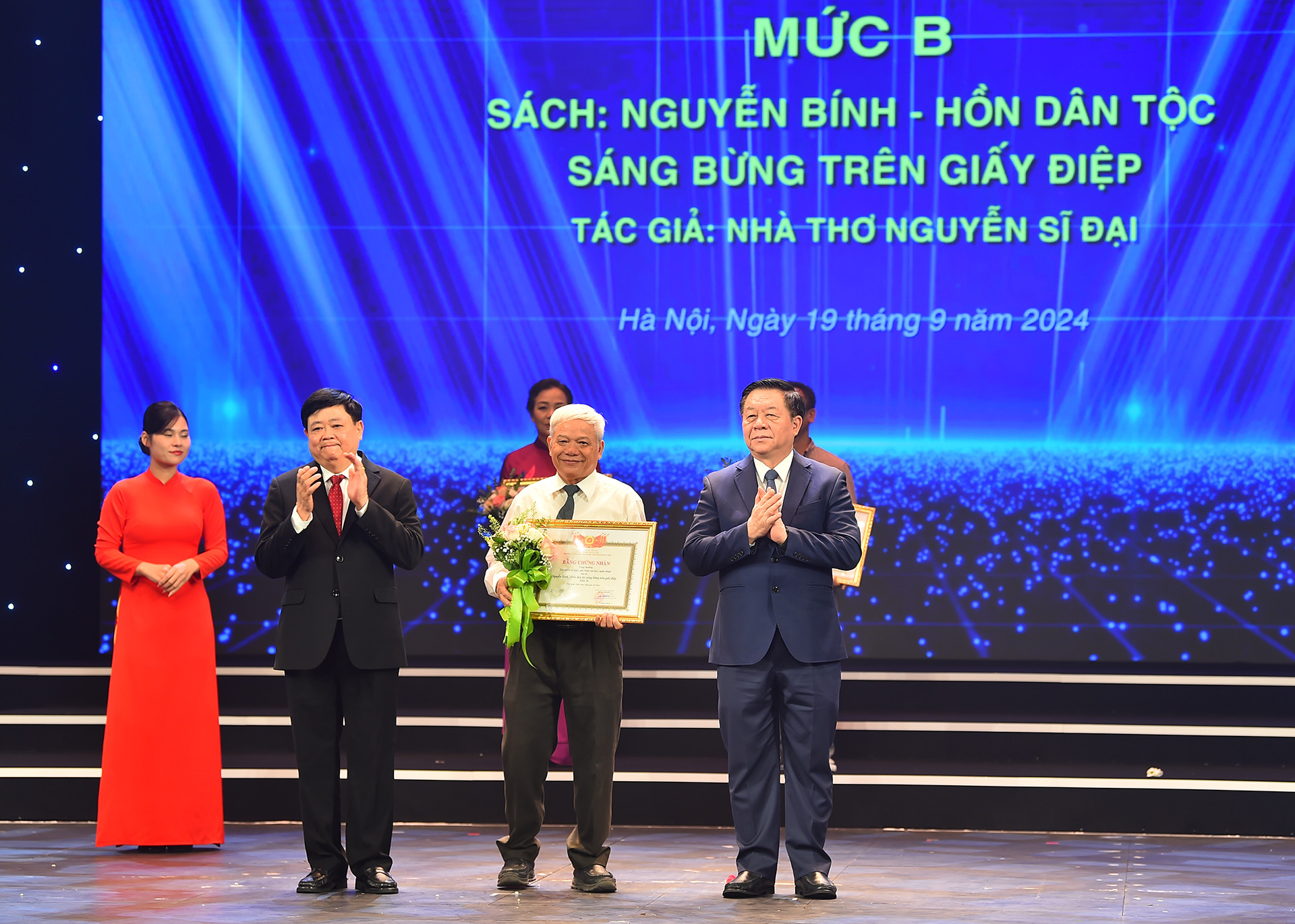 Ủy viên Bộ Chính trị, Bí thư Trung ương Đảng, Trưởng Ban Tuyên giáo Trung ương Nguyễn Trọng Nghĩa và Chủ tịch Hội đồng Lý luận, phê bình văn học nghệ thuật Trung ương Nguyễn Thế Kỷ trao thưởng cho tác giả có tác phẩm đạt mức B (mức cao nhất trong lễ trao tặng thưởng các tác phẩm lần này).