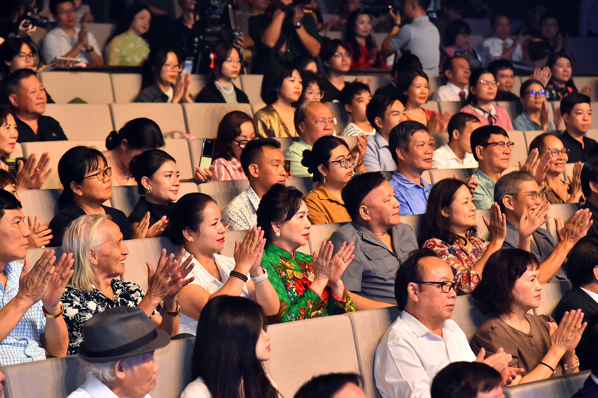 Các đại biểu dự Lễ trao tặng thưởng các tác phẩm lý luận, phê bình văn học, nghệ thuật xuất bản năm 2023.