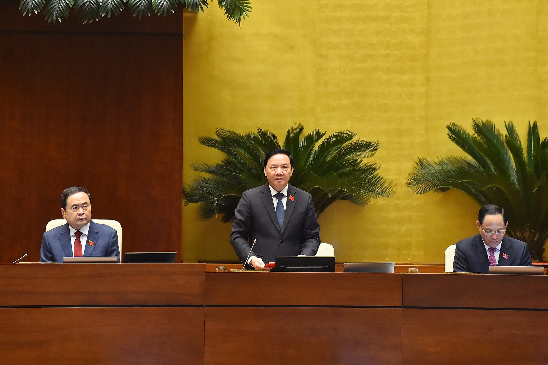 Phó Chủ tịch Quốc hội Nguyễn Khắc Định điều hành phiên khai mạc.