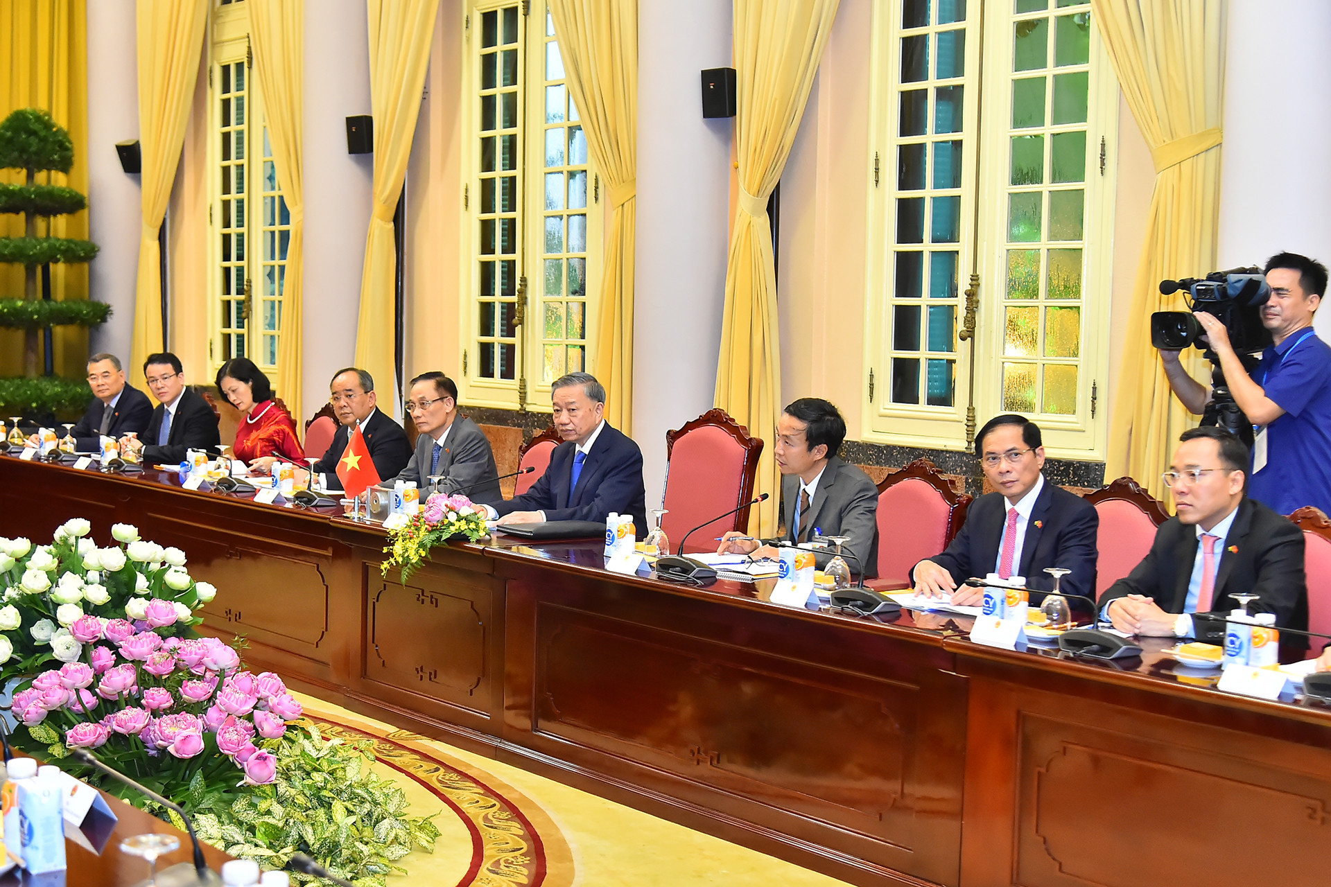 Tổng Bí thư, Chủ tịch nước Tô Lâm và các thành viên đoàn Việt Nam tham dự hội đàm.