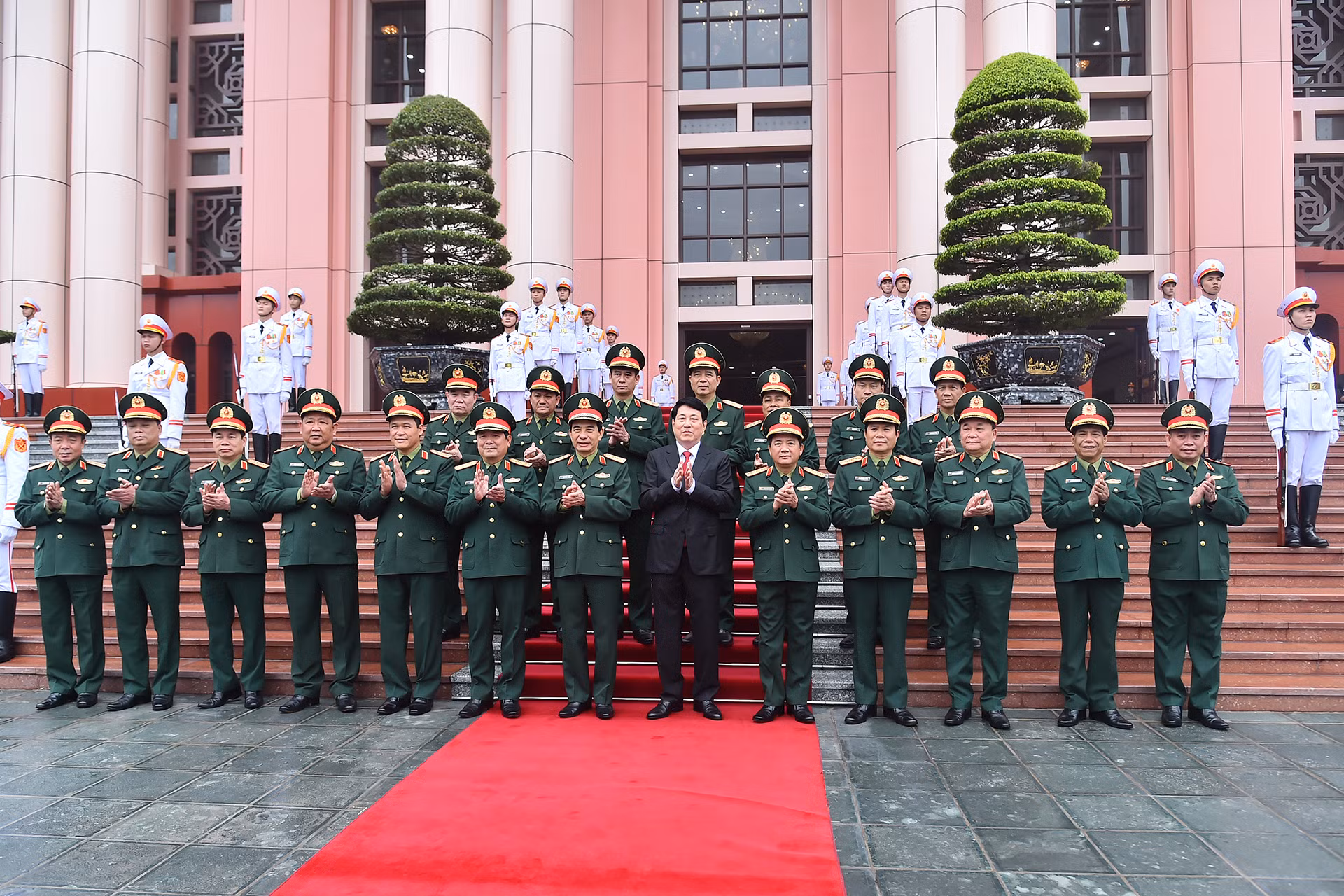 Chủ tịch nước Lương Cường với các đồng chí lãnh đạo Bộ Quốc phòng.
