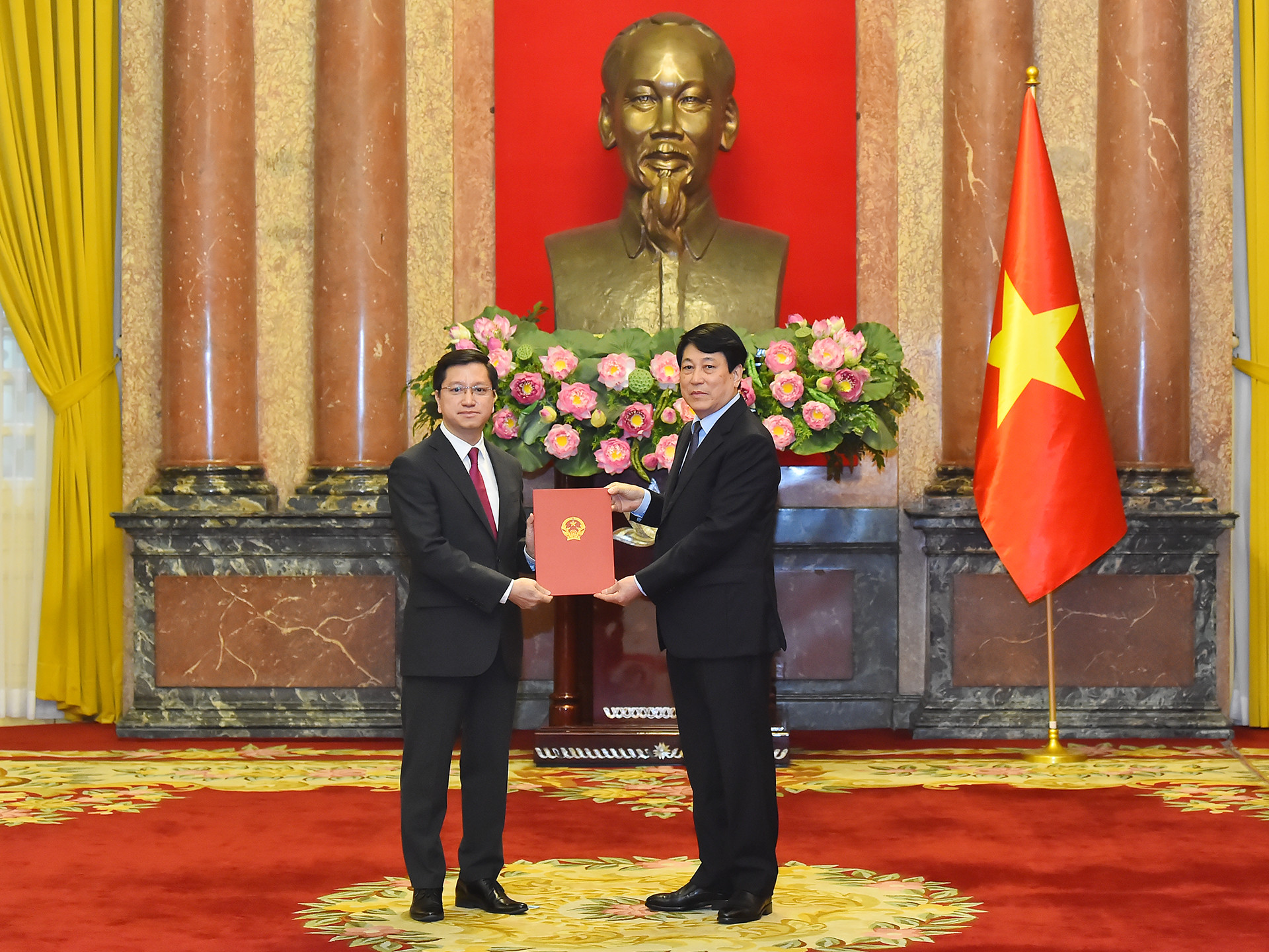 Chủ tịch nước Lương Cường trao Quyết định phong hàm Đại sứ nước Cộng hòa xã hội Chủ nghĩa Việt Nam bậc I cho Đại sứ đặc mệnh toàn quyền nước Cộng hòa xã hội Chủ nghĩa Việt Nam tại Cộng hòa Ấn Độ Nguyễn Thanh Hải.