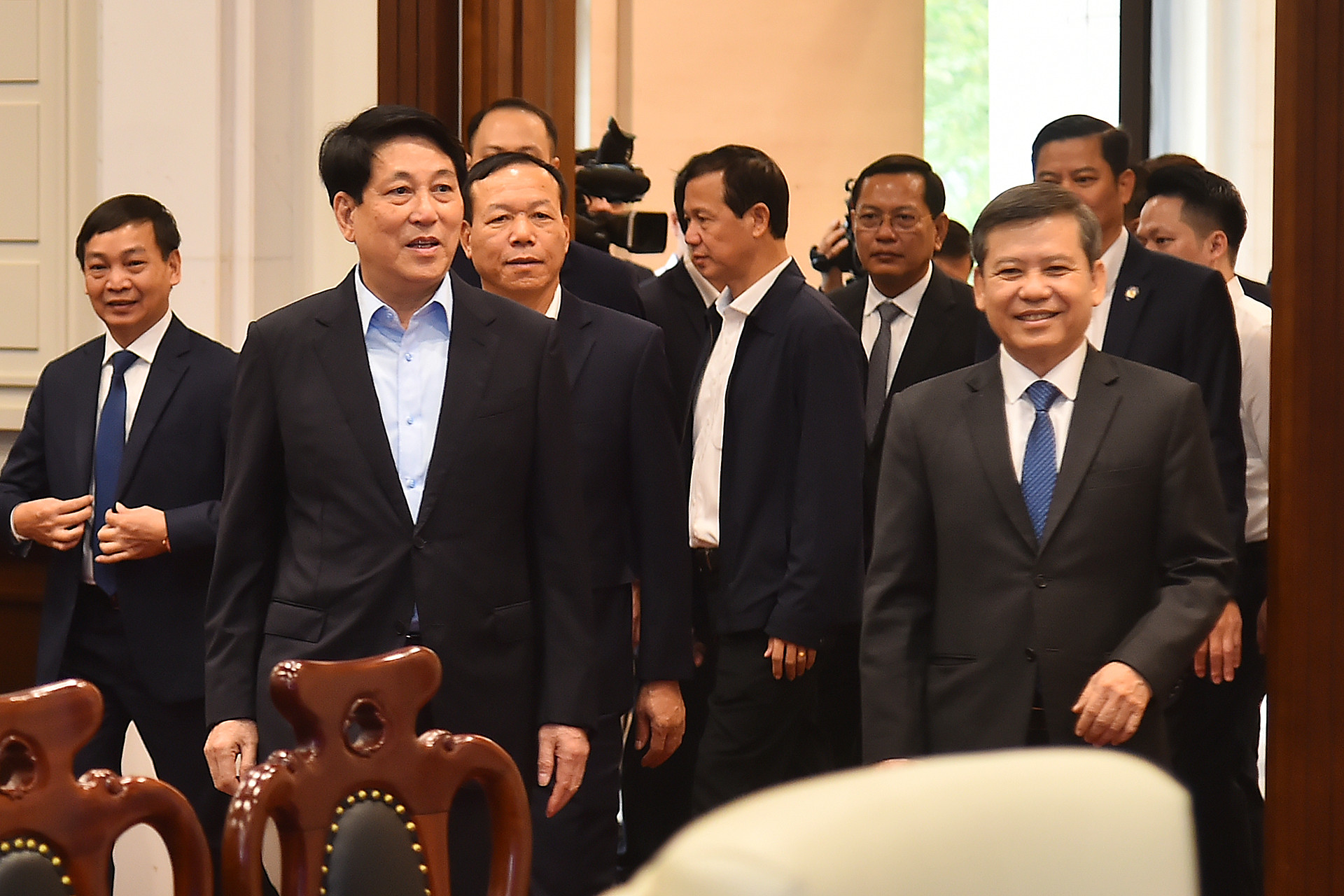 Chủ tịch nước Lương Cường cùng các đại biểu tham quan Trung tâm Giám sát và Điều hành hoạt động Tòa án nhân dân tối cao.