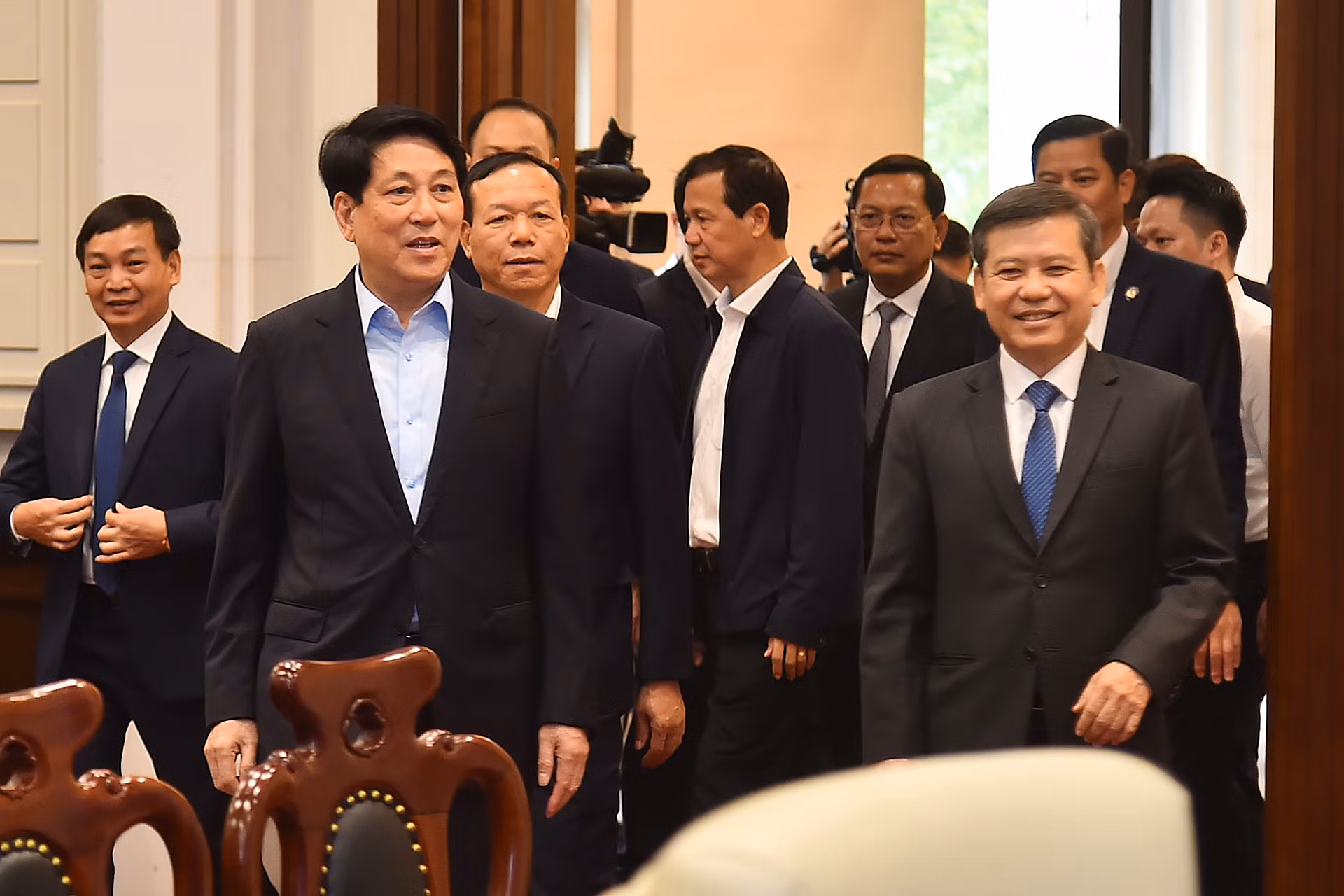 Chủ tịch nước Lương Cường cùng các đại biểu tham quan Trung tâm Giám sát và Điều hành hoạt động Tòa án nhân dân tối cao.