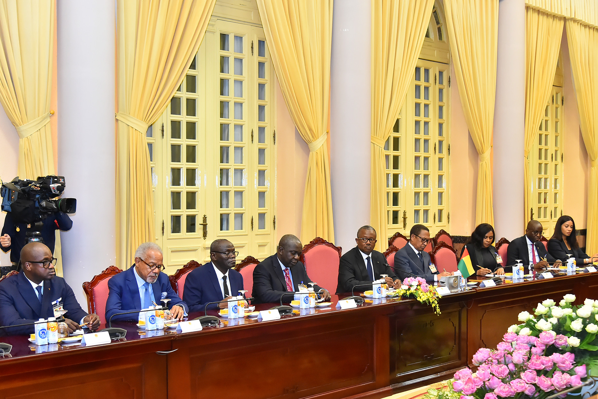 Tổng thống Cộng hòa Guinea-Bissau Umaro Sissoco Embaló và các thành viên tháp tùng tại hội đàm.