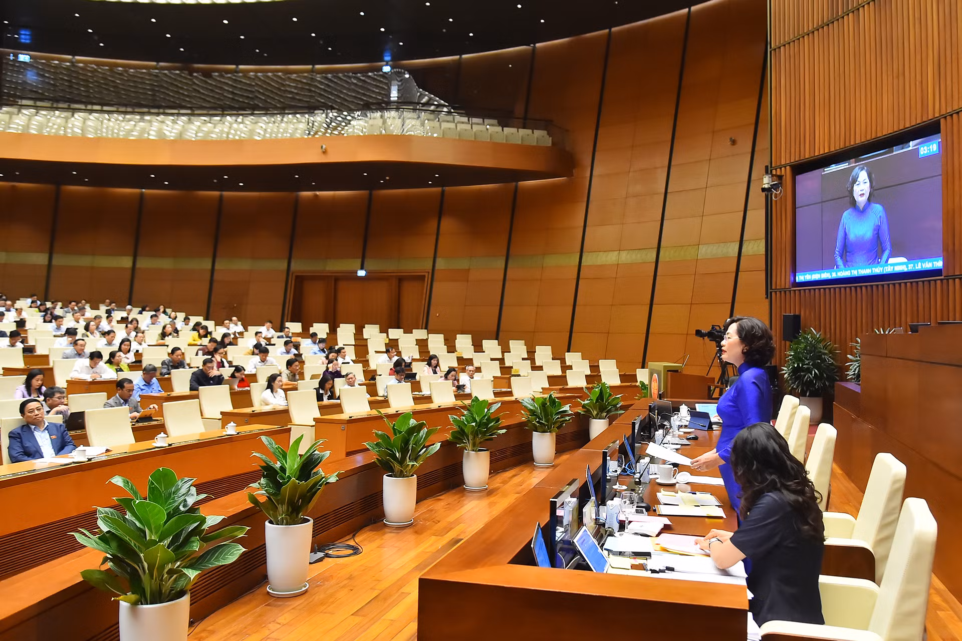 Thống đốc Ngân hàng Nhà nước Việt Nam Nguyễn Thị Hồng trả lời chất vấn các đại biểu Quốc hội.