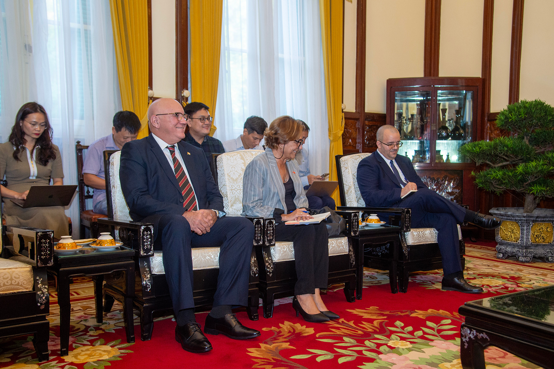 Các đại biểu tháp tùng Đại sứ Cuba tại Việt Nam Orlando Nicolás Hernández Guillén tại buổi tiếp.