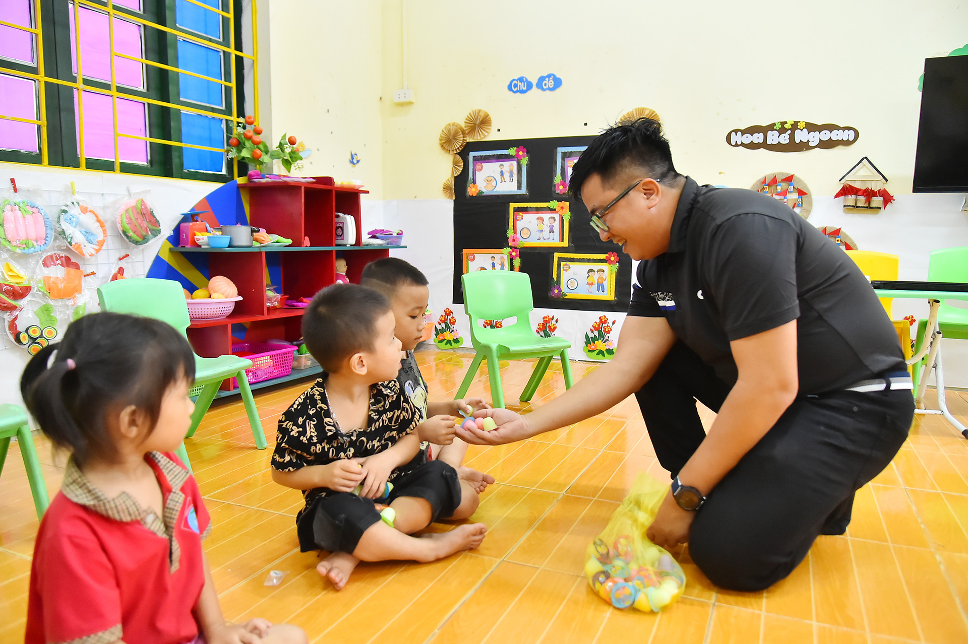 Đại diện các doanh nghiệp, nhà hảo tâm trao quà, tặng các em học sinh Trường mầm non Hợp Thành.